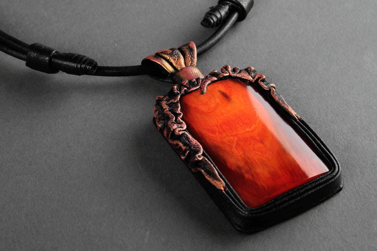 Украшение ручной работы кулон из кожи украшение из рога оранжевое стильное фото 4