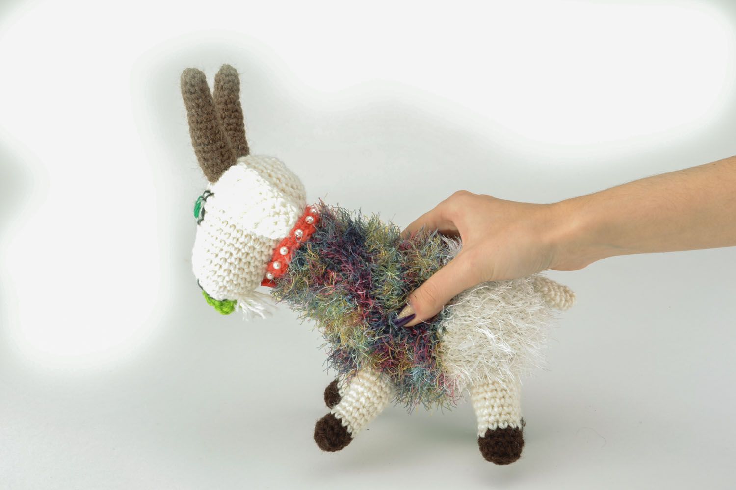 Giocattolo a maglia fatto a mano a forma di capra bianca pupazzo morbido  foto 5