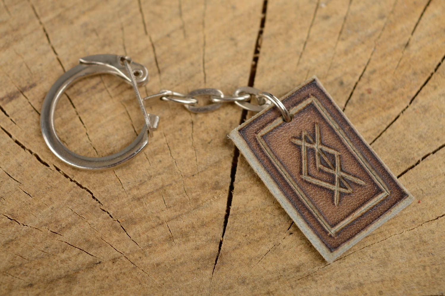 Porte-clés en cuir naturel avec runes rectangulaire marron fait main ethnique photo 1