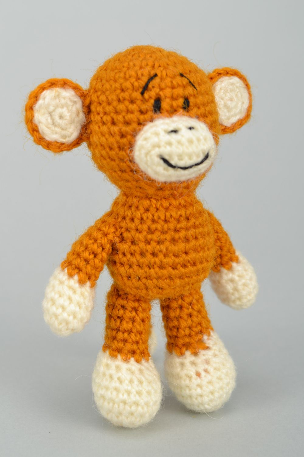 Мягкая вязаная игрушка обезьянка и шерсти фото 1