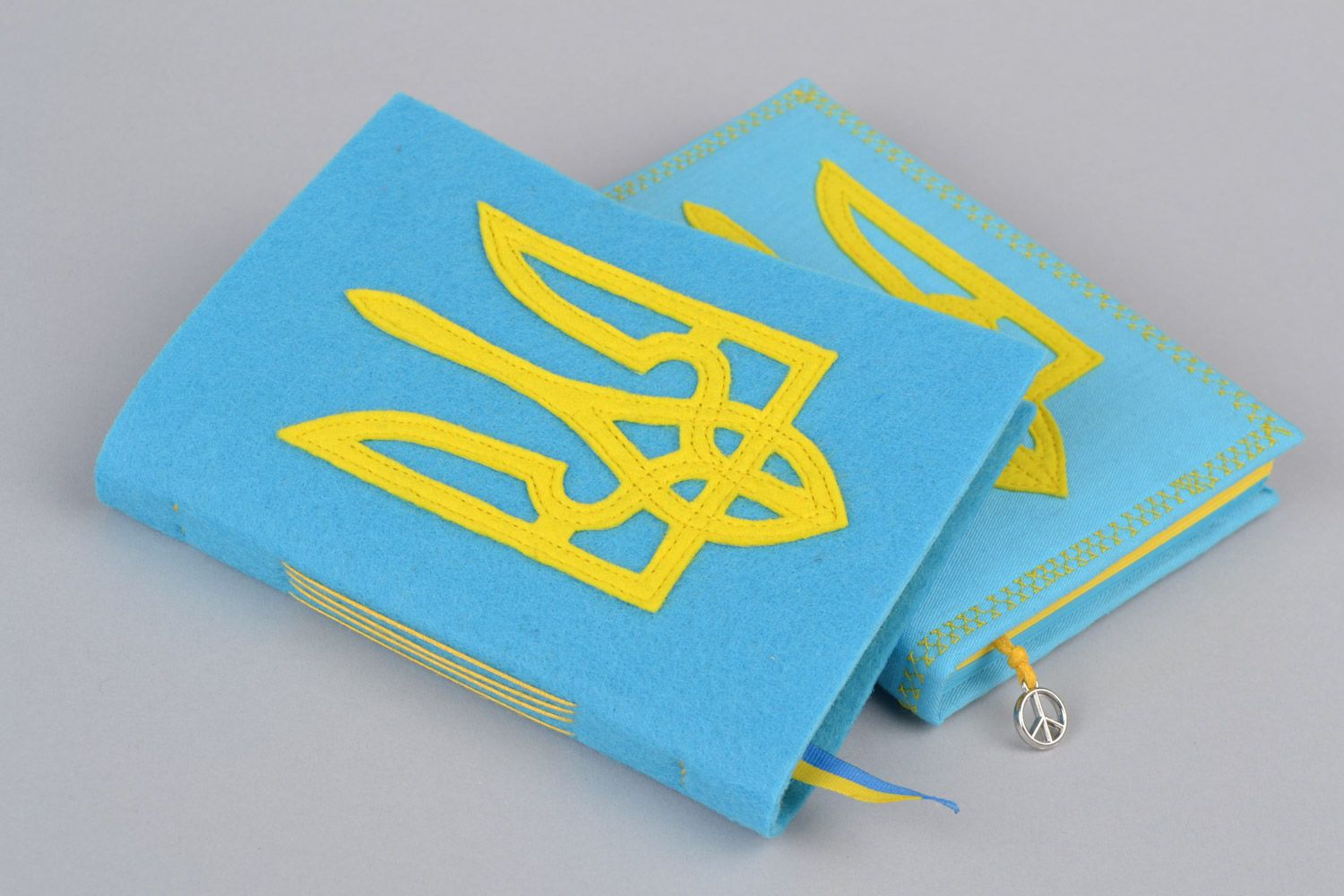 Handgemachte Notizbücher mit Lesezeichen aus Satinbändern in Gelb und Blau 2 Stück foto 4