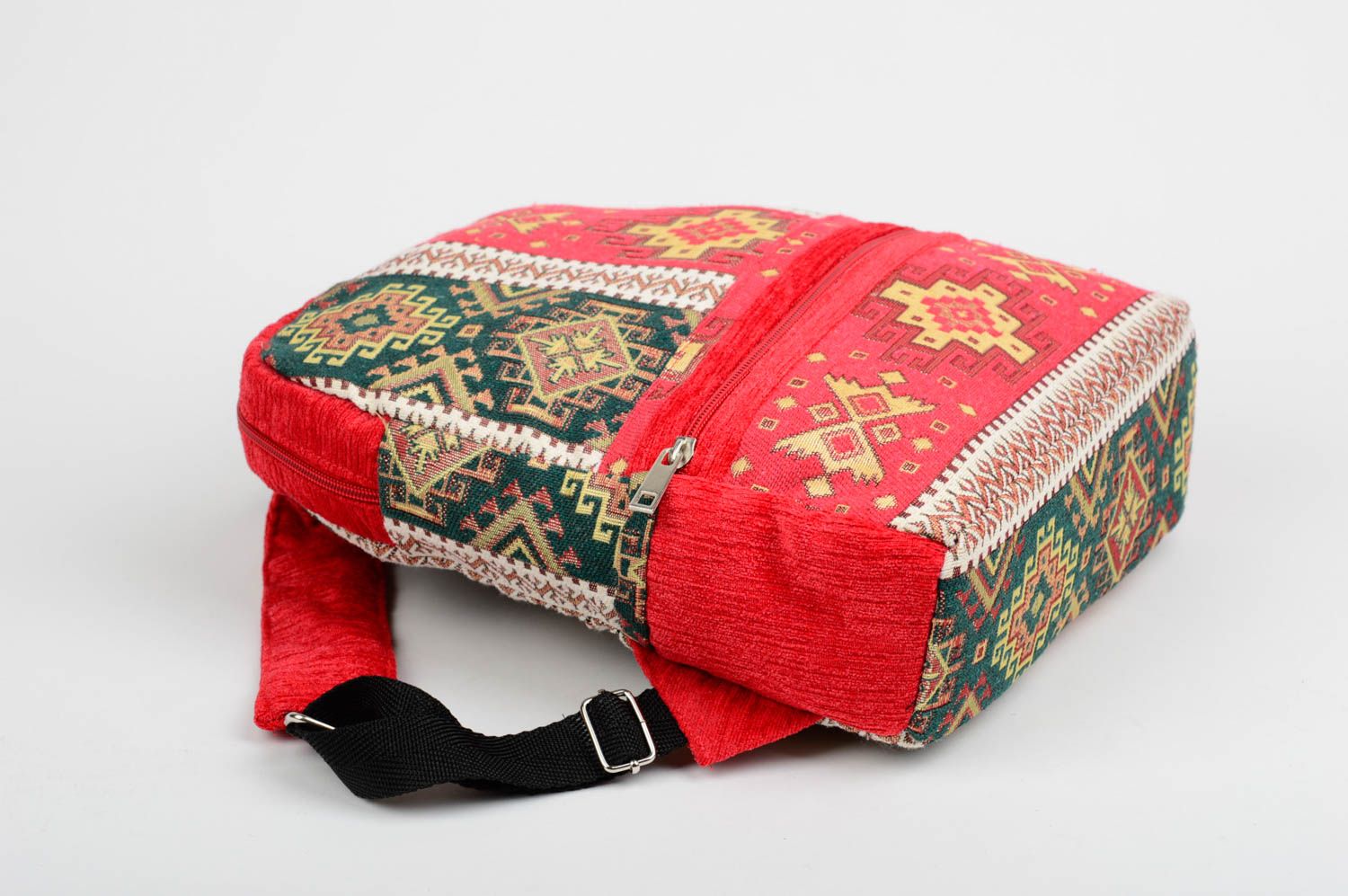 Сумка рюкзак ручной работы рюкзак из ткани детский рюкзак красный с узорами фото 3