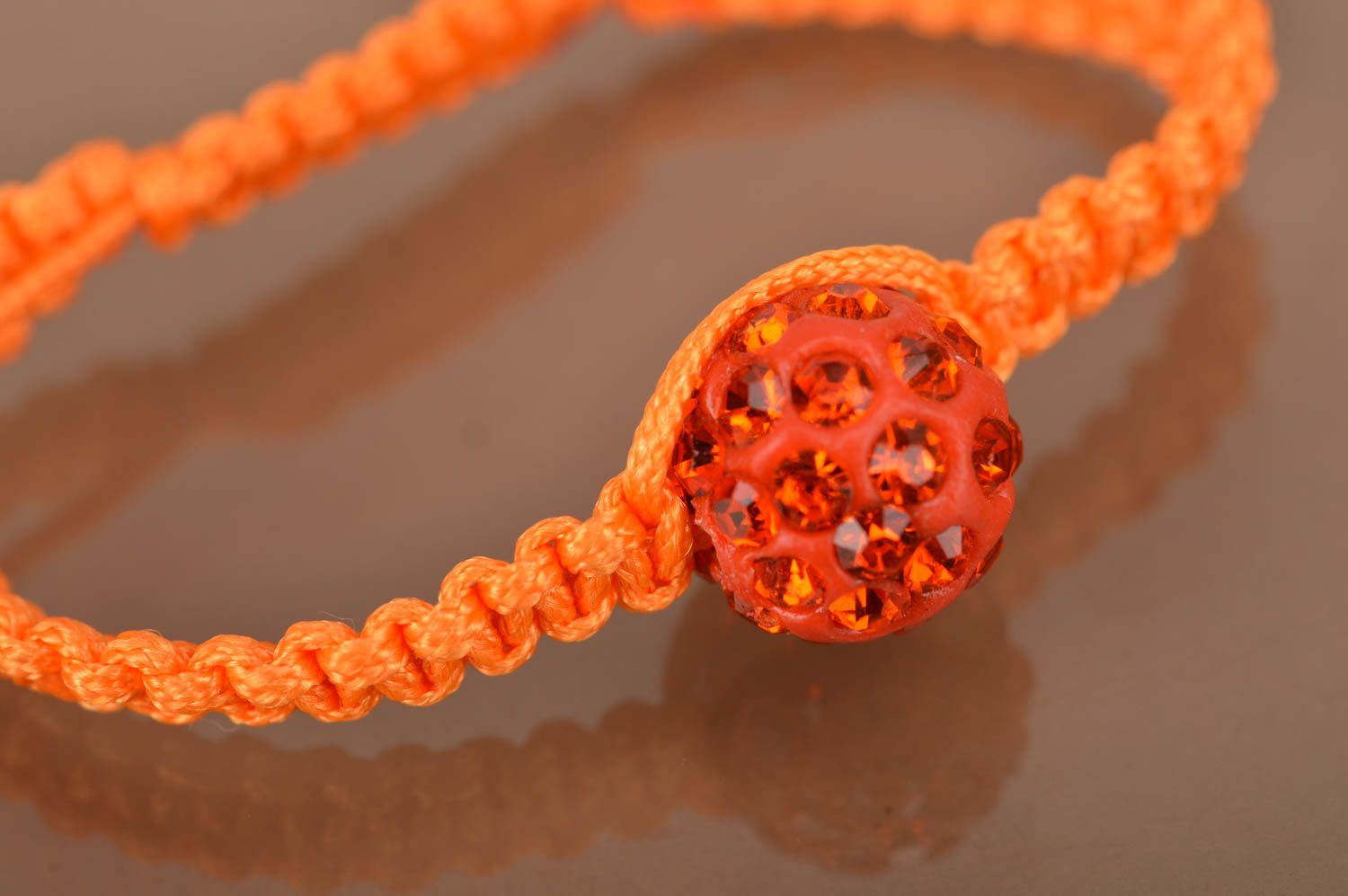 Оранжевый плетеный браслет с бусиной с регулируемым размером хенд мейд фото 3