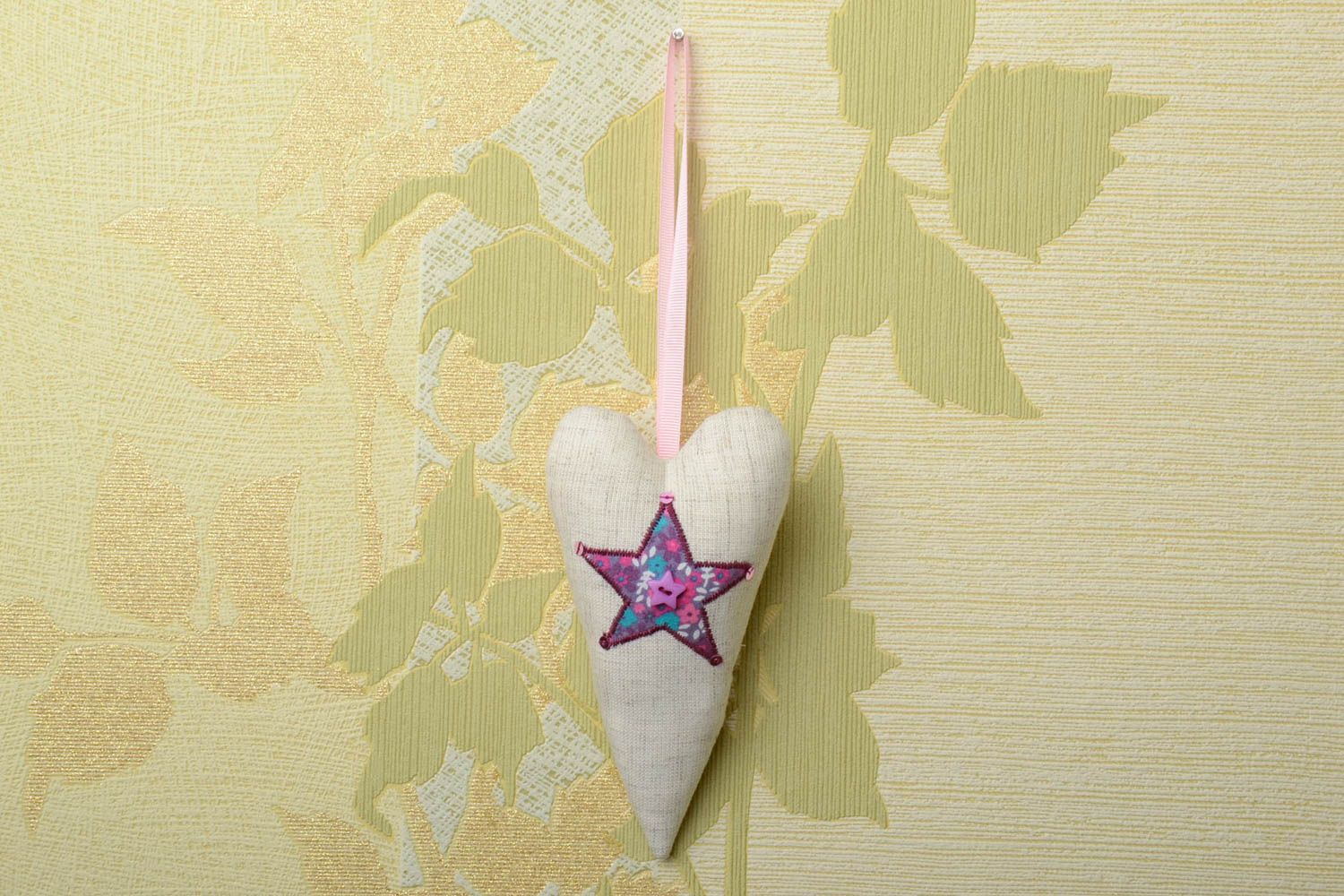 Suspension décorative coeur en tissus de lin et coton faite main avec étoile photo 1