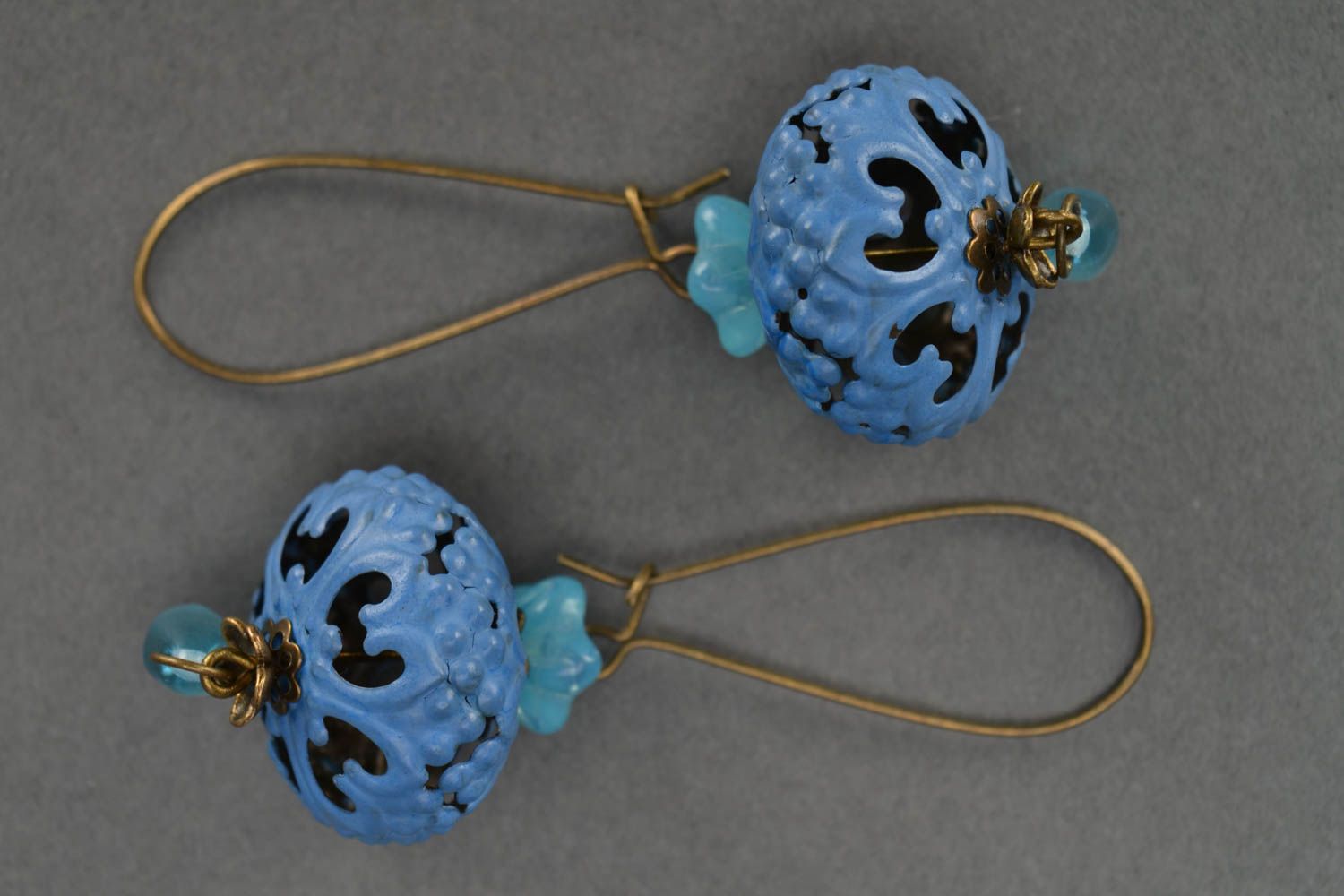 Boucles d'oreilles faites main pendantes bleues laiton perles fantaisie photo 2