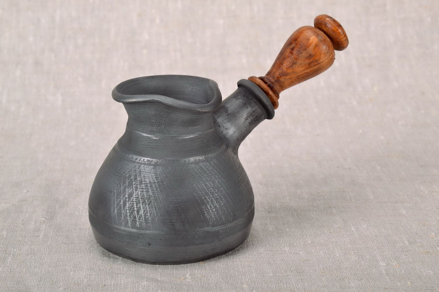 Ibrik in ceramica fatto a mano pentolino da caffè turco per preparare il caffè
 foto 2
