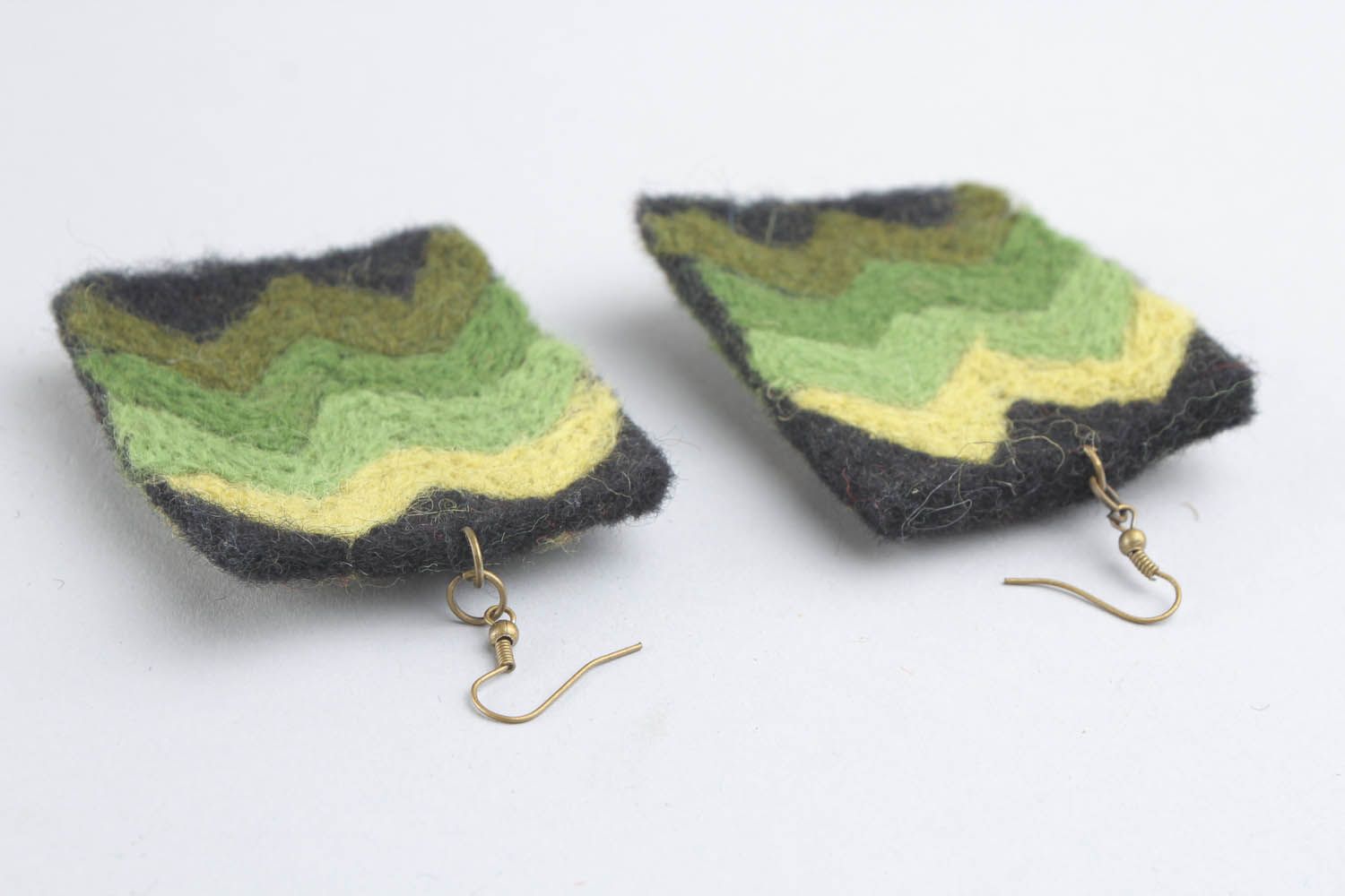 Brincos retangulares macios artesanais feitos de lã na técnica de feltragem seca foto 3