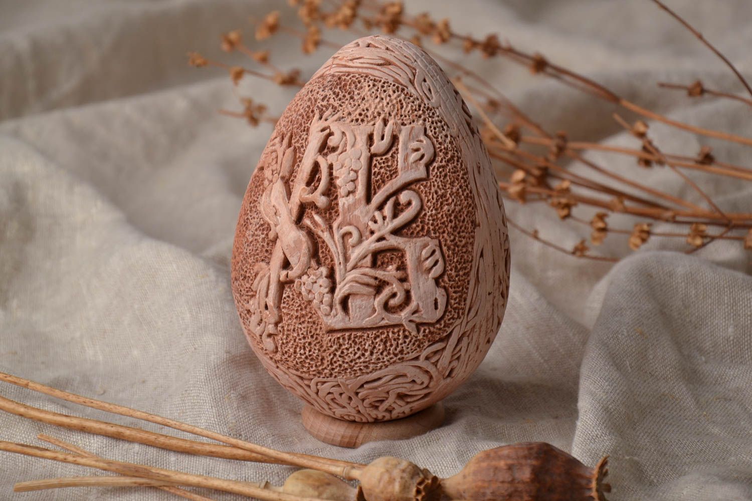 Глиняное пасхальное яйцо с вензелями ручная работа  фото 1