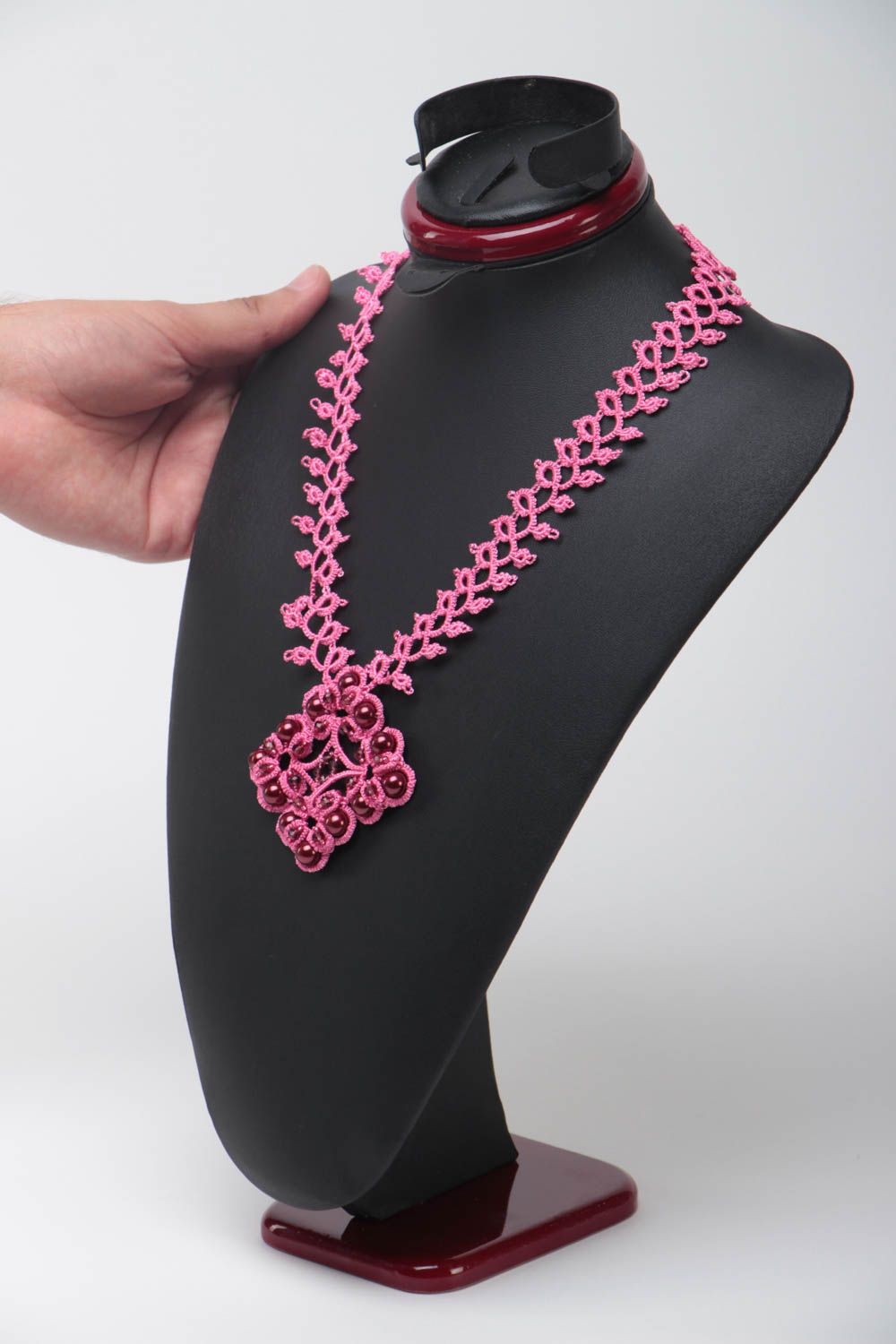 Collier en fils de soie et perles fantaisie ajouré rose fait main frivolité  photo 5