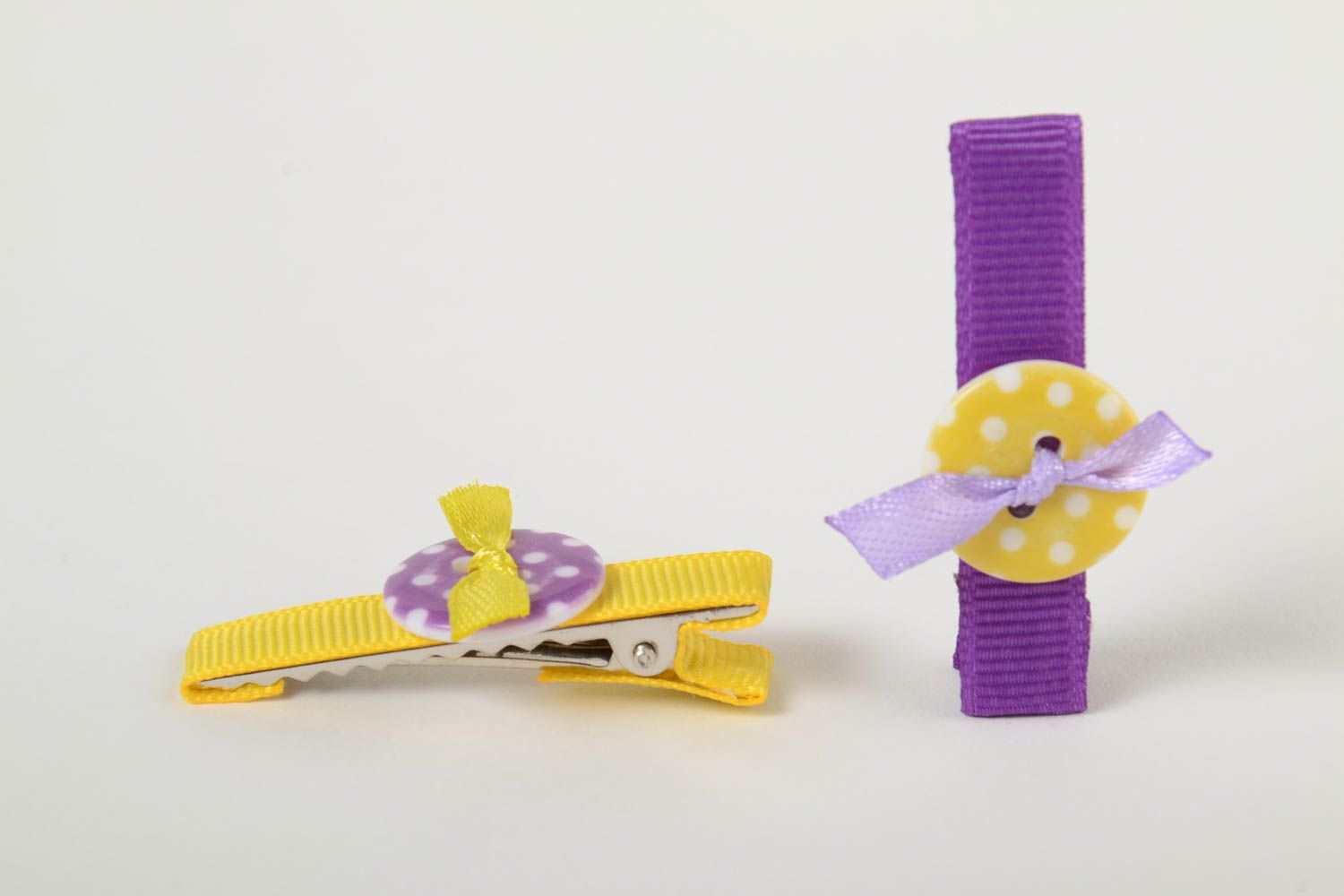 Haarspangen Set aus Ripsbändern mit Knopf 2 Stück für Mädchen Handarbeit foto 1