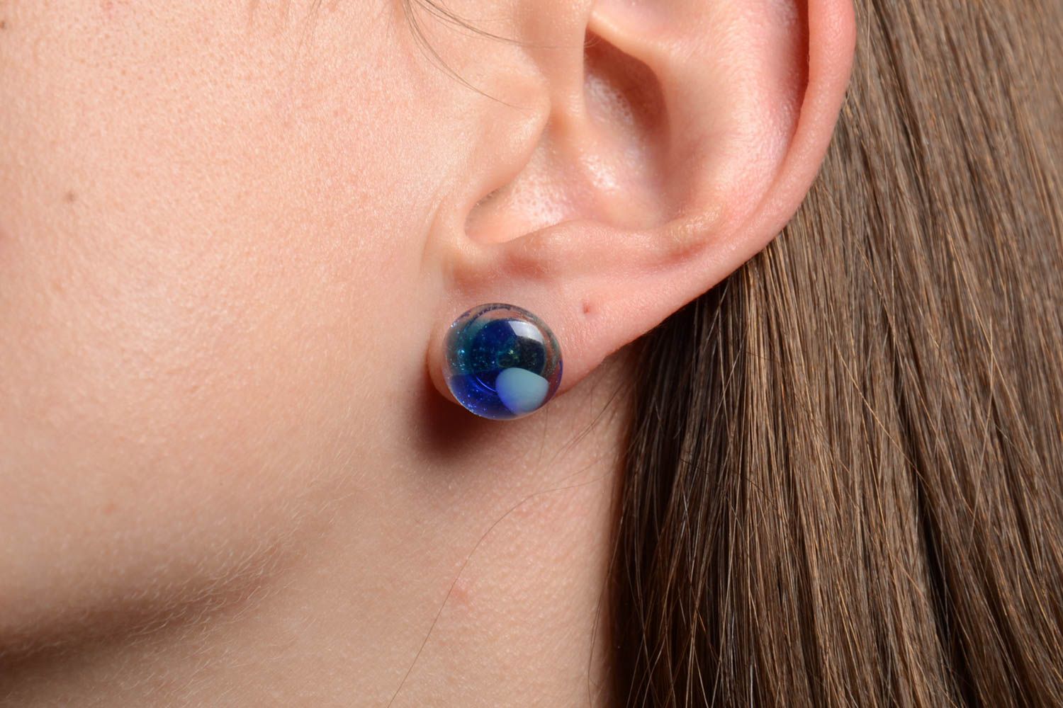 Boucles d'oreilles clous faites main originales en verre technique de fusion photo 2