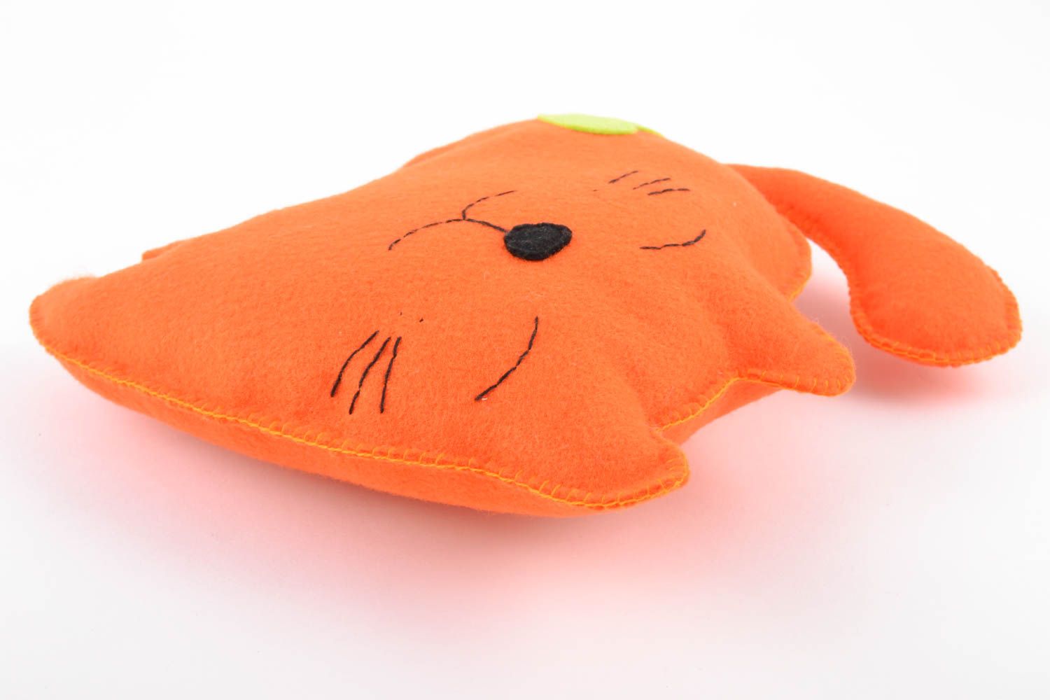 Оранжевая игрушка в виде кота ручной работы из фетра красивая оригинальная фото 5