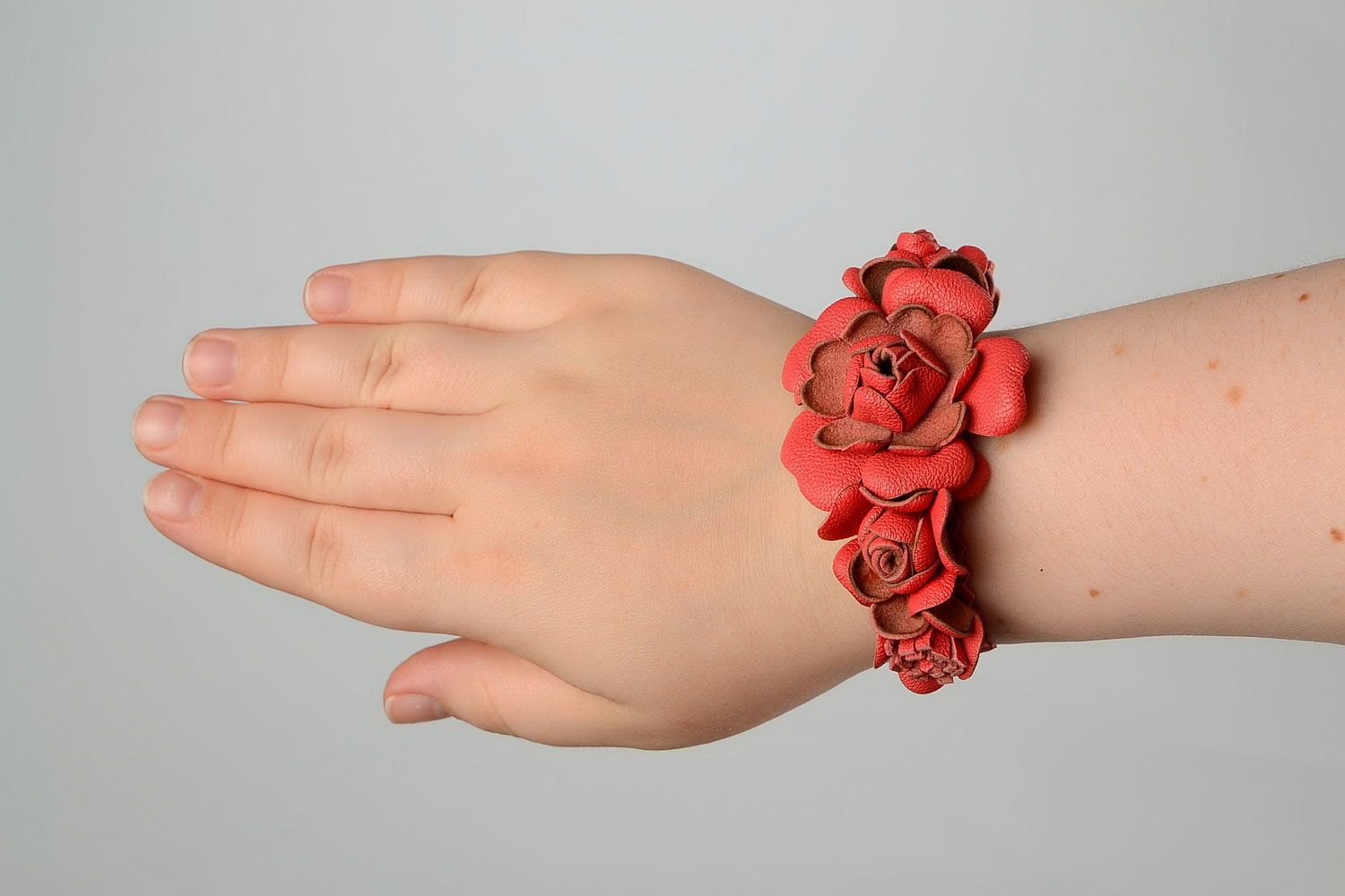 Leather bracelet with flowers photo 5