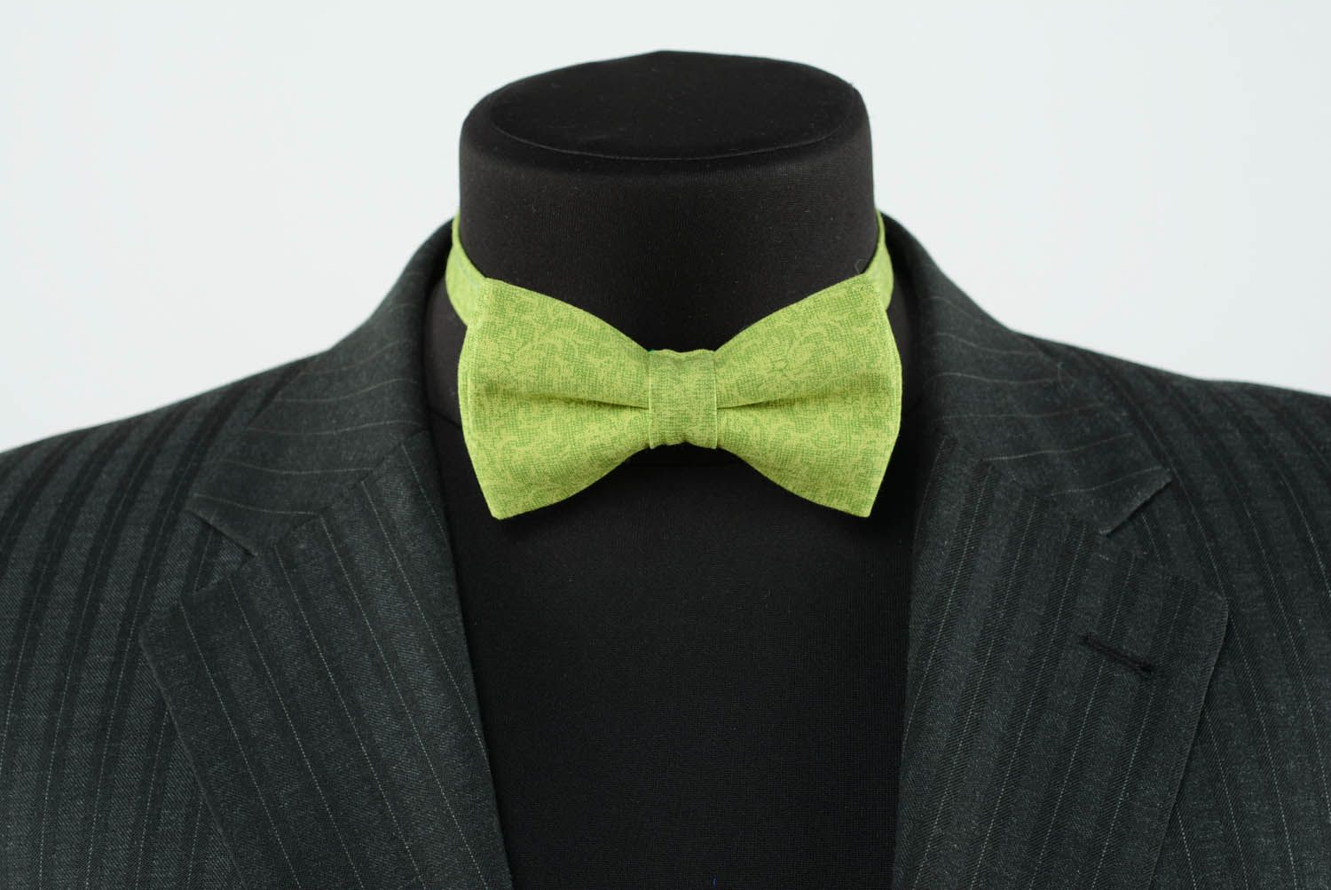 Bow tie with green print photo 2