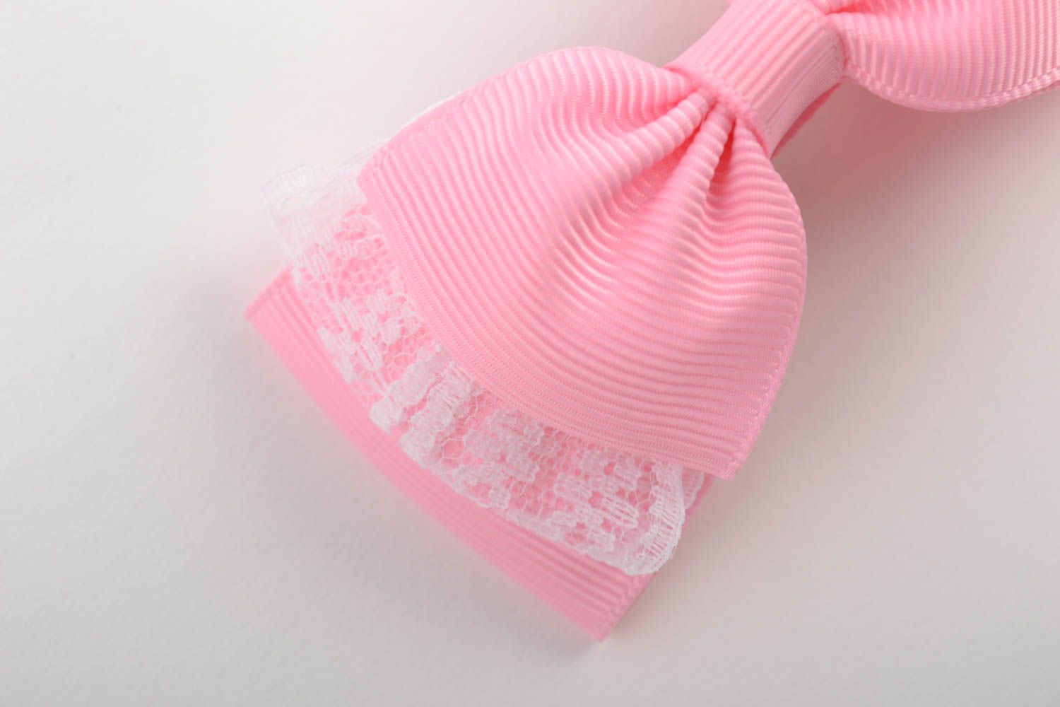 Розовая заколка для волос из ленты ручной работы детская нарядная красивая фото 2