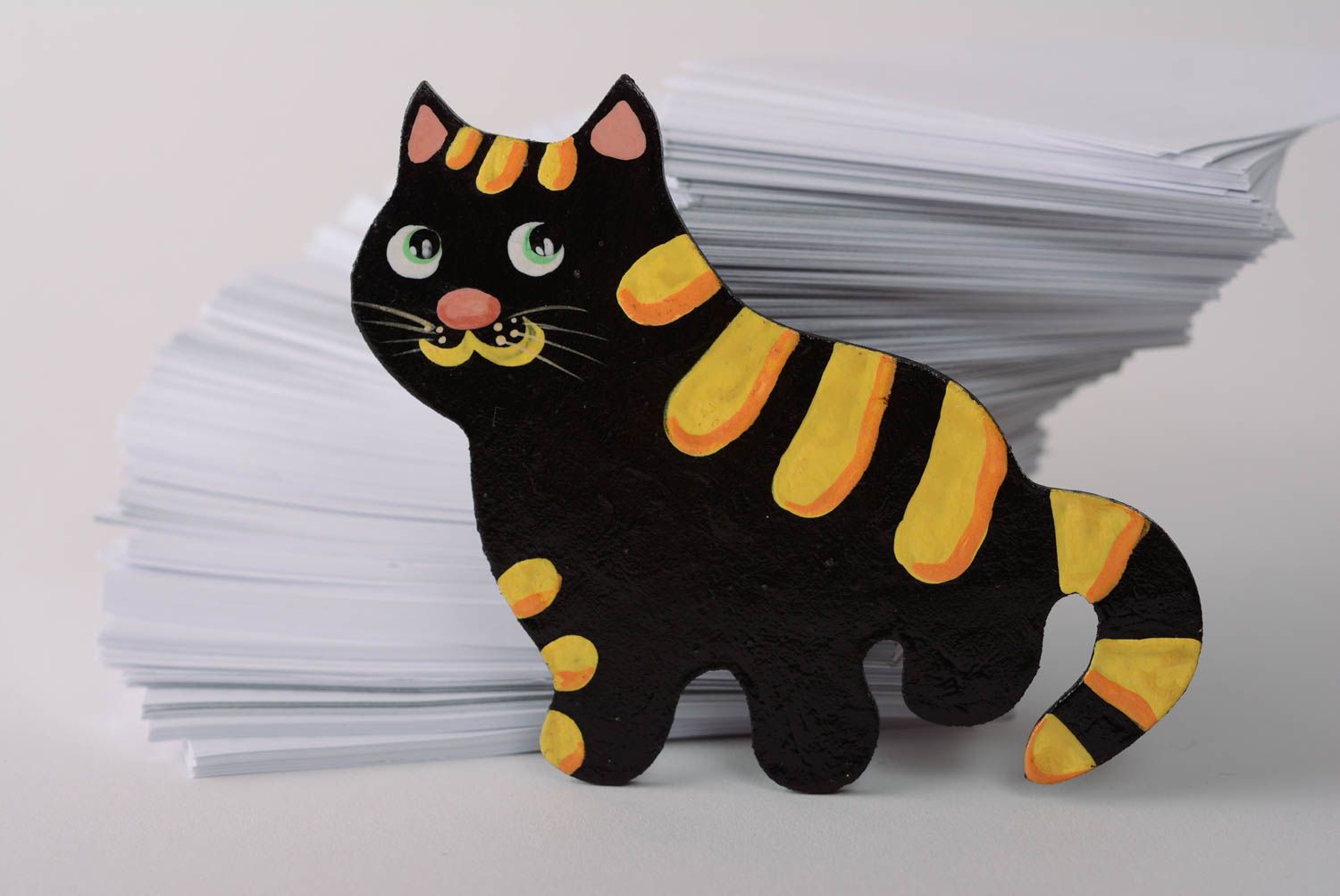 Imán para nevera de contrachapado artesanal pintado con tintes gatito foto 1