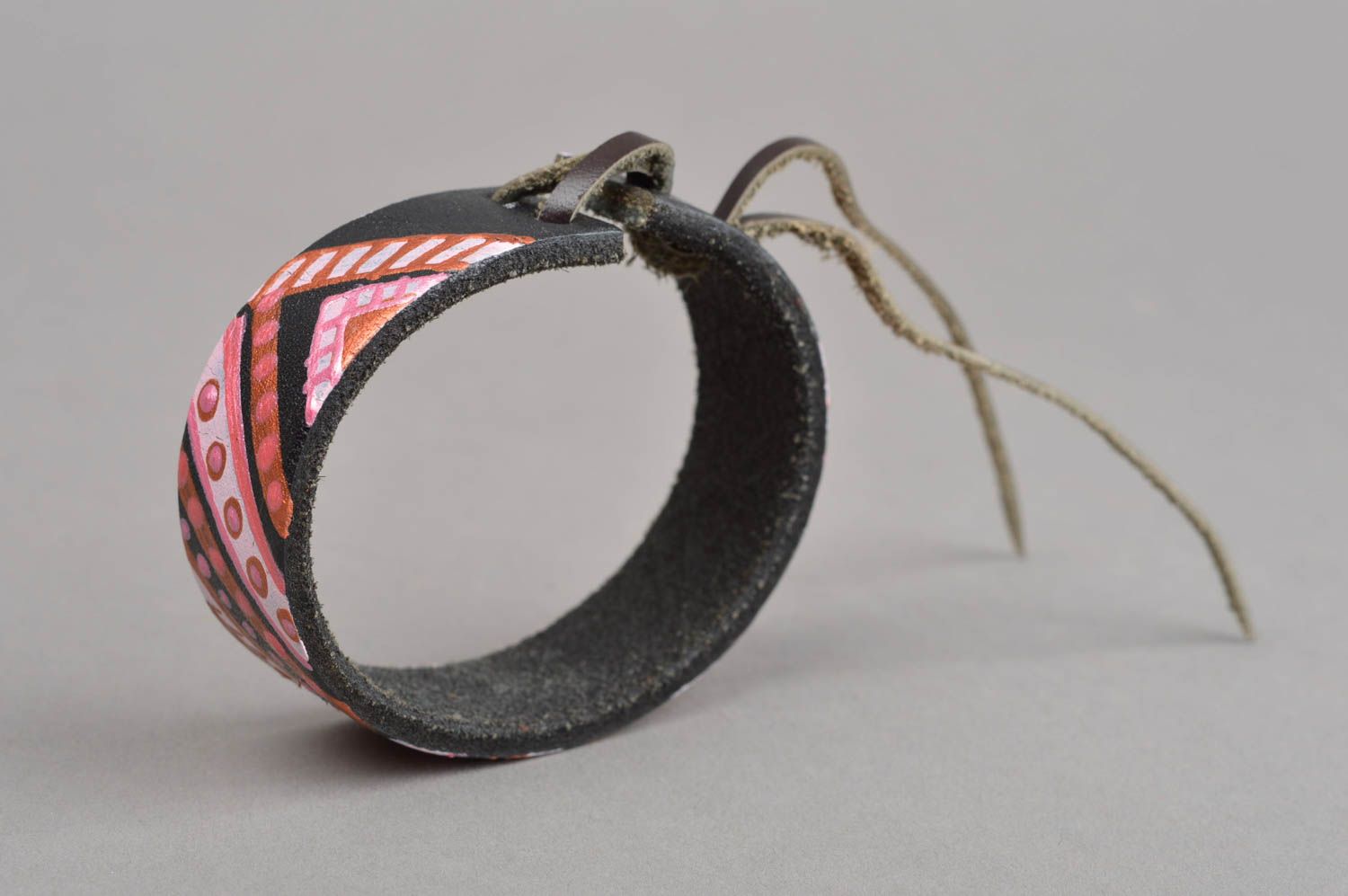 Pulsera de cuero hecha a mano regalo original brazalete artesanal con ornamentos foto 3