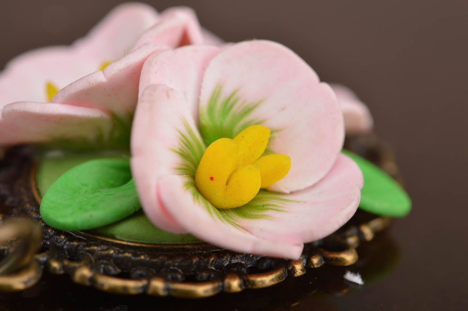 Pendentif en pâte polymère fleurs roses fait main ovale vintage sur chaîne photo 3
