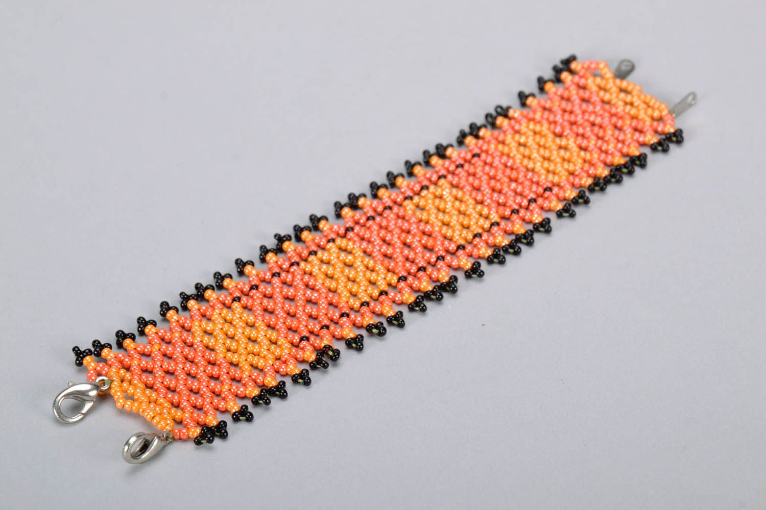 Черно-оранжевый браслет из бисера фото 4