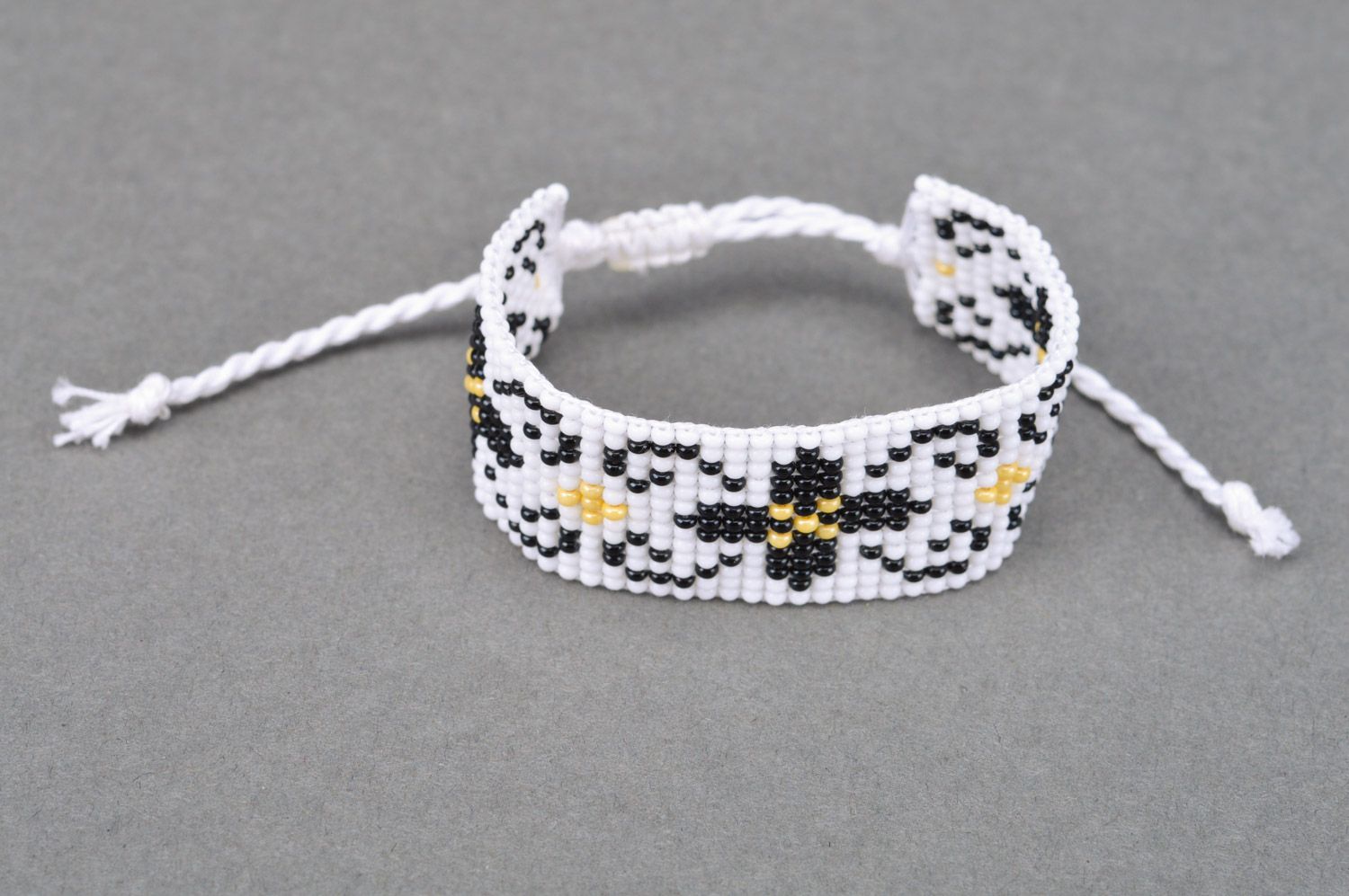 Large bracelet de perles de rocaille blanc à motif floral noir fait main photo 2