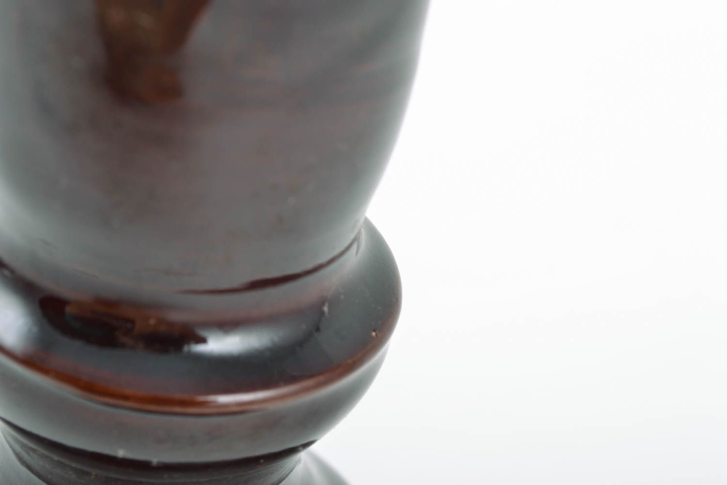Handgemachter Kerzenhalter aus Ton für eine Kerze mit Glasur bedeckt schön braun foto 5