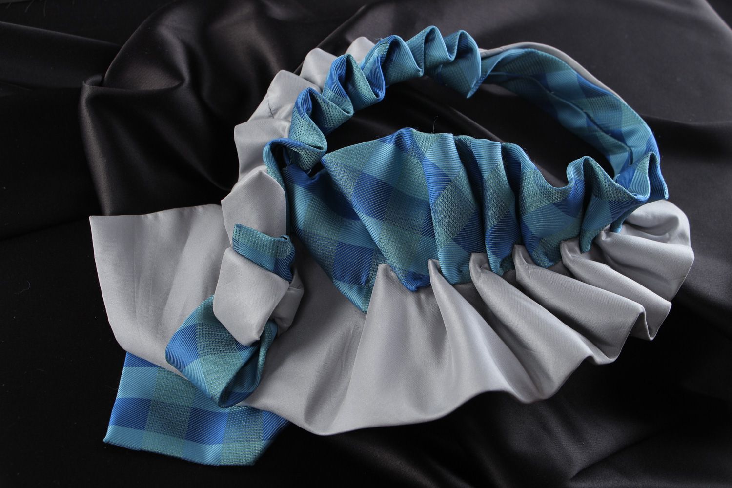 Handgemachtes voluminöses Collier aus Krawatten in Grau und Blau für Frauen foto 1