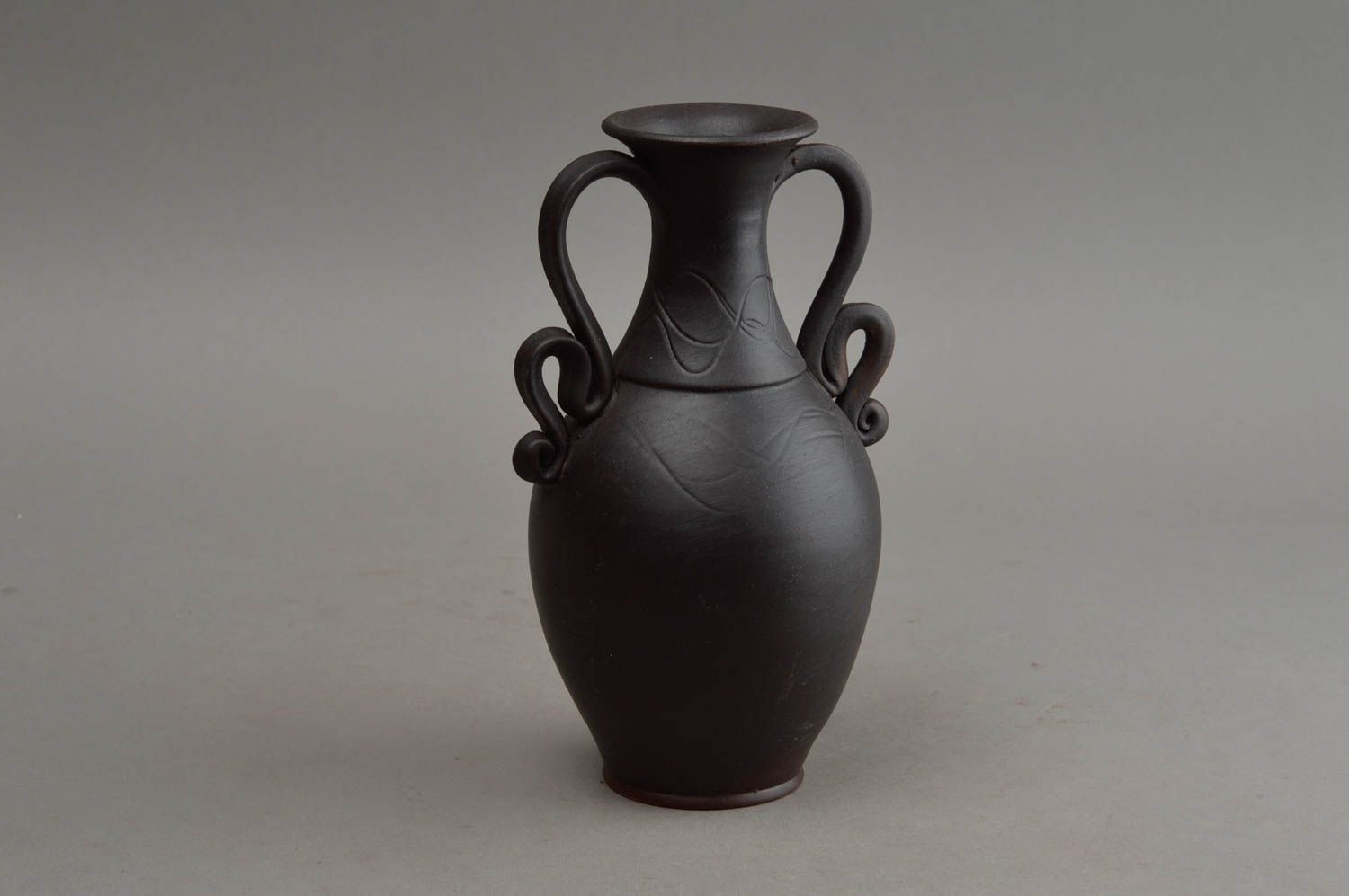 Красивая глиняная ваза с витыми ручкам для цветов черная ручной работы фото 7
