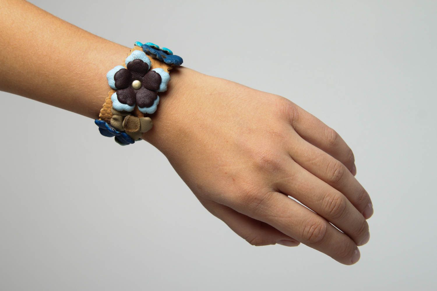 Bracelet fait main Bracelet original fleurs bleues Accessoire en cuir naturel photo 2