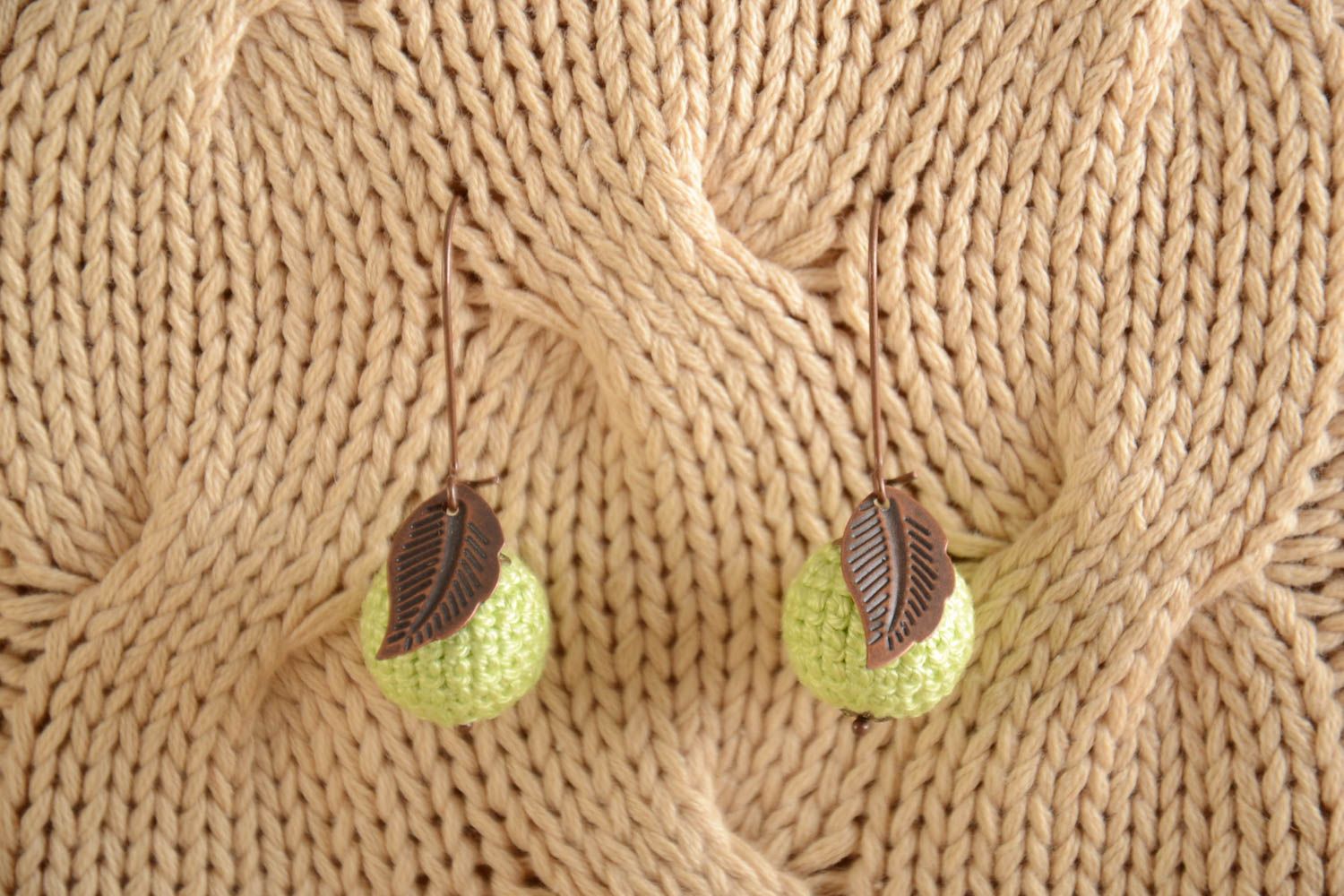 Handgemachte schöne originelle runde gelbe Ohrringe aus Holzperlen umhäkelt foto 1