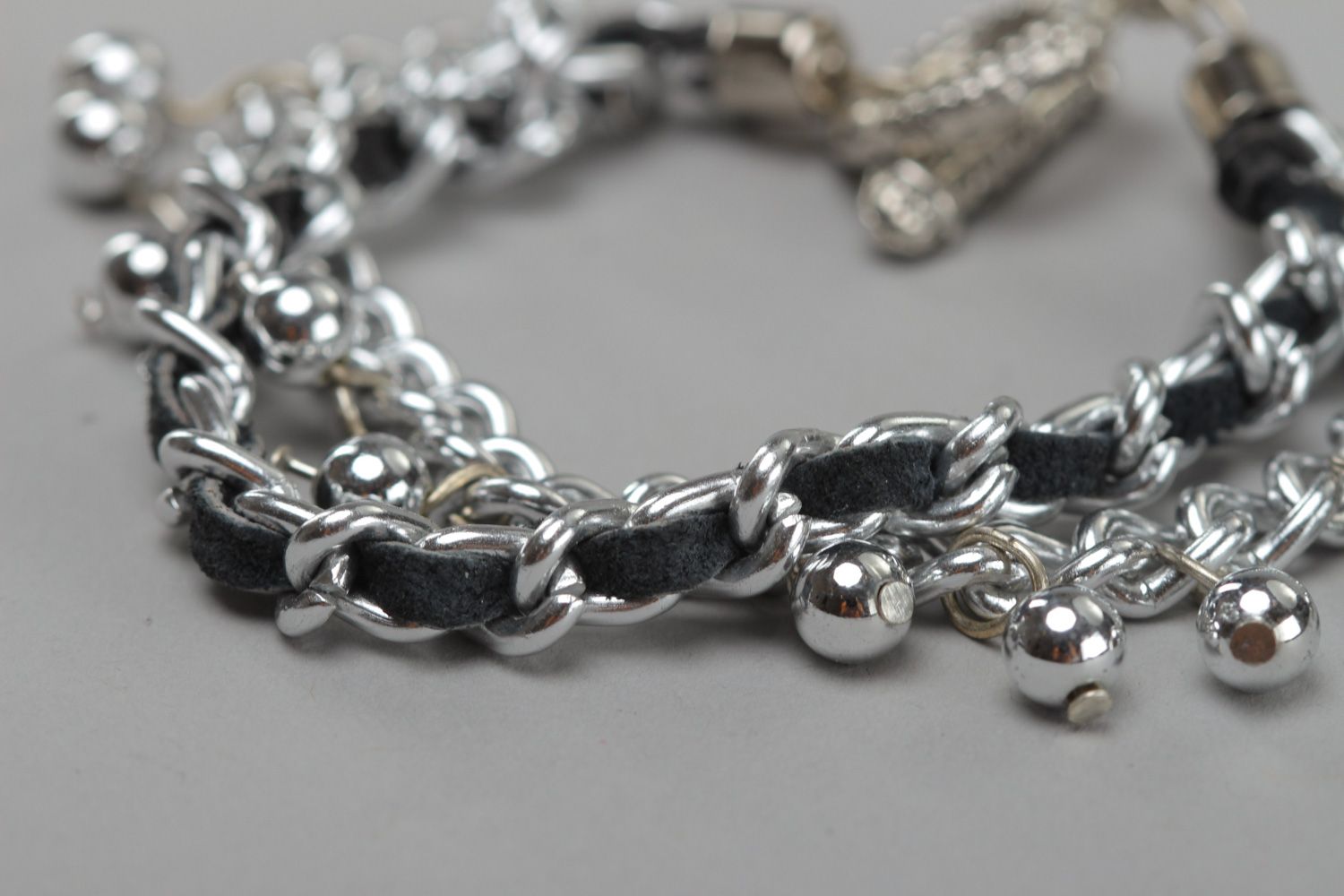 Bracelet chaîne métallique avec perles fantaisie et cuir naturel fait main photo 3