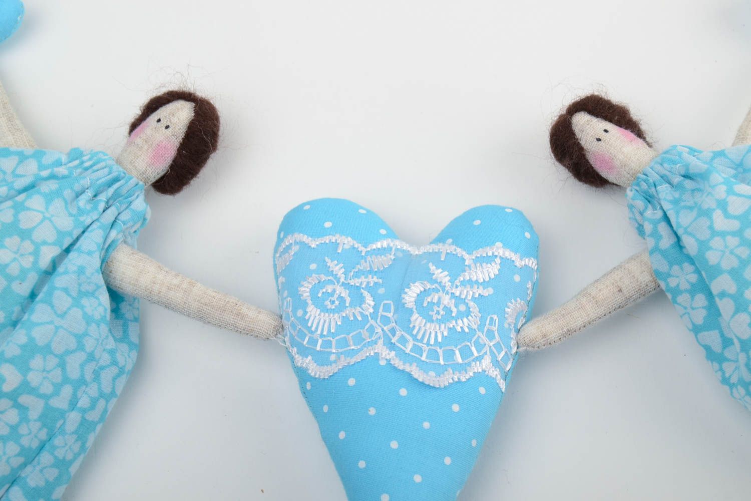 Guirlande de poupées avec coeur en tissus naturels faite main bleu clair photo 3