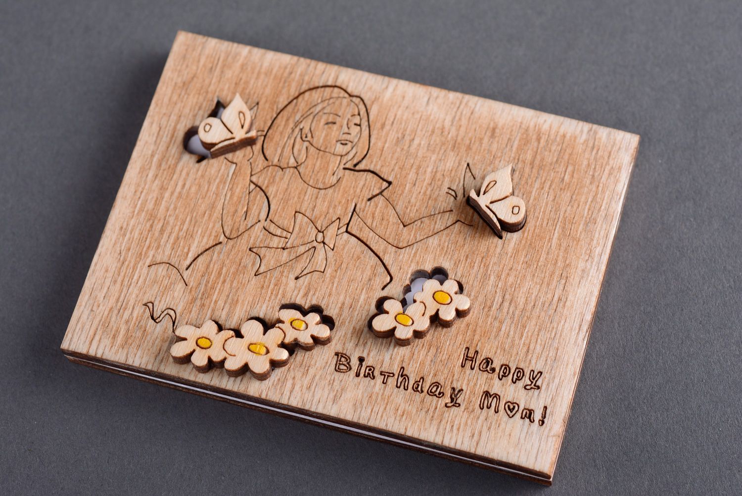 Belle carte de voeux en bois faite main originale décorée pour féliciter maman  photo 3