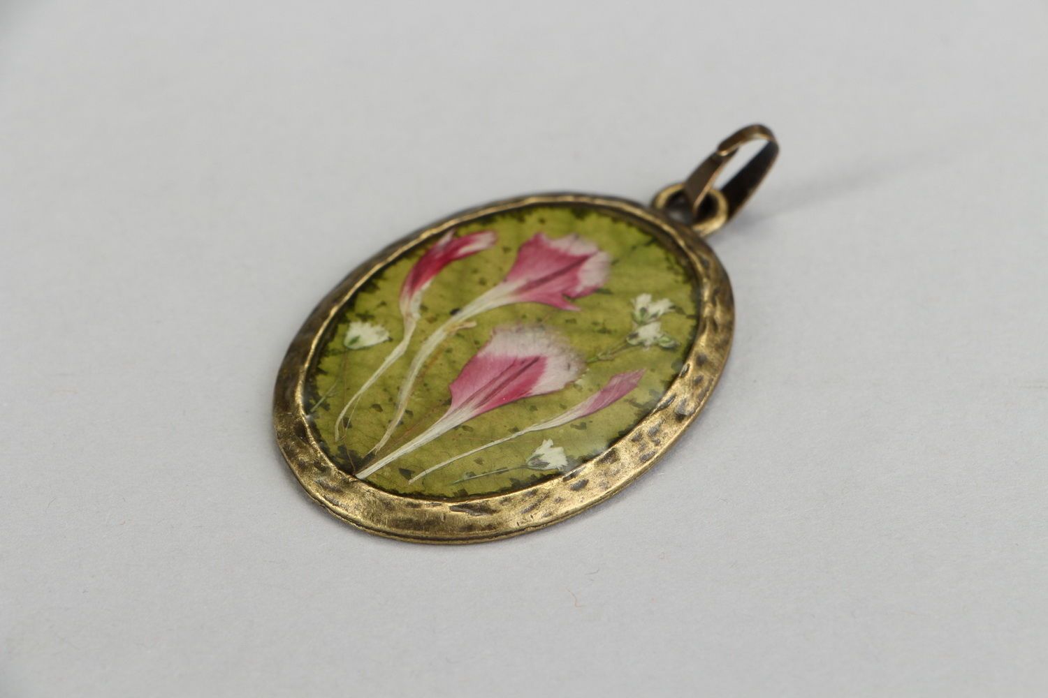 Pendant made of bronze with real flowers photo 3