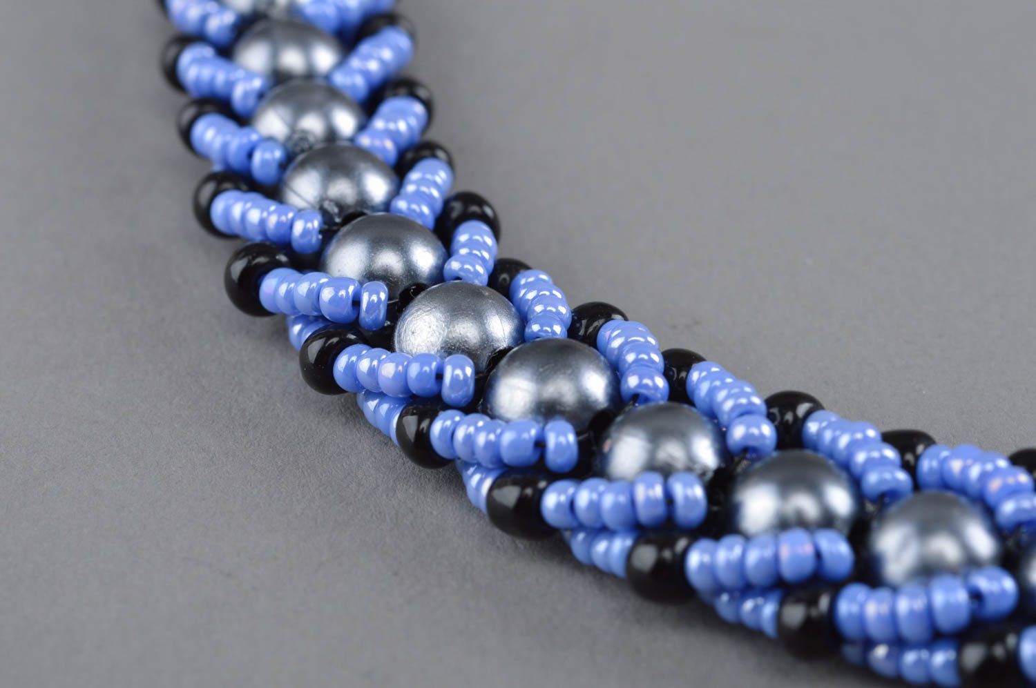 Collier en perles de rocaille bleu ciel et noir original fait main pour femme photo 3