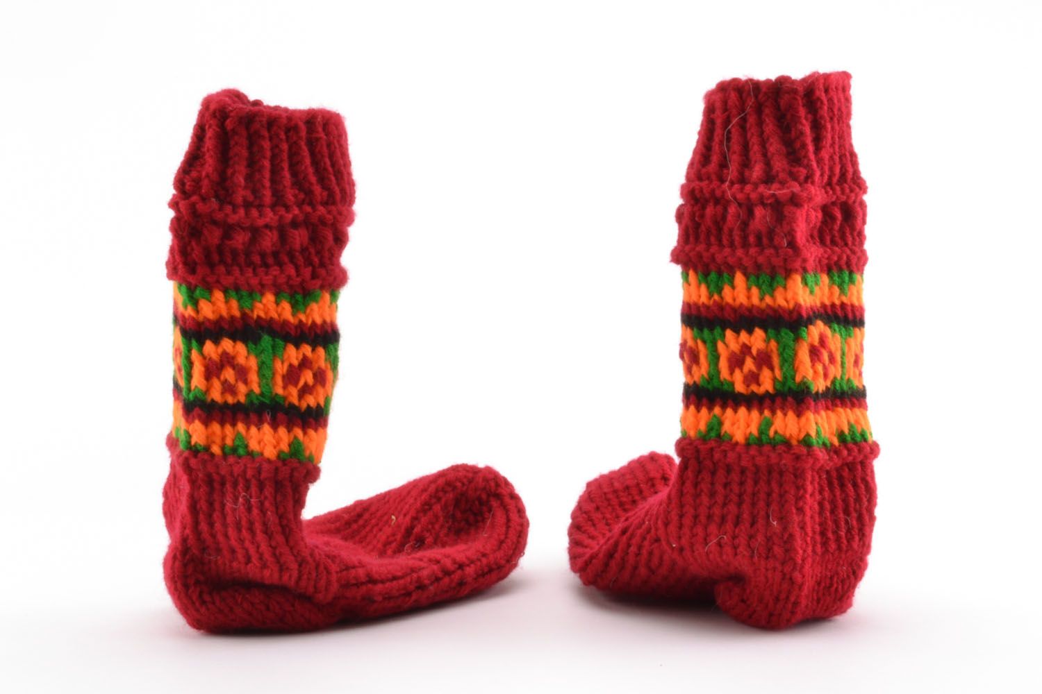 Rote selbstgestrickte Socken mit Ornament foto 4