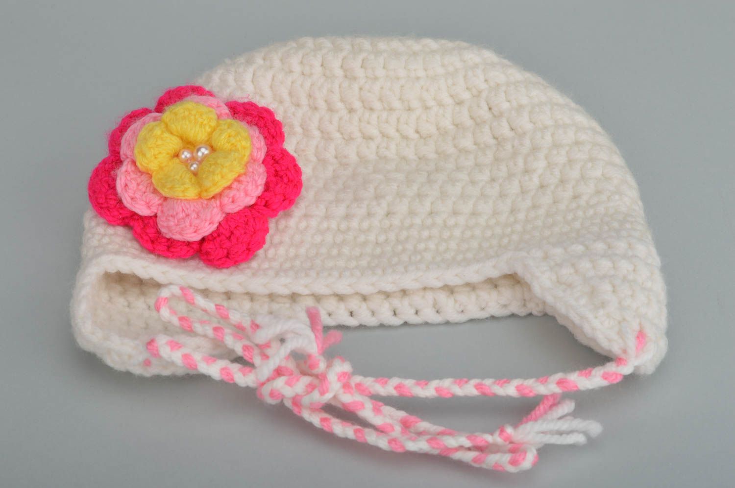Детская вязаная шапка крючком ручной работы белая с цветком для девочки  фото 3