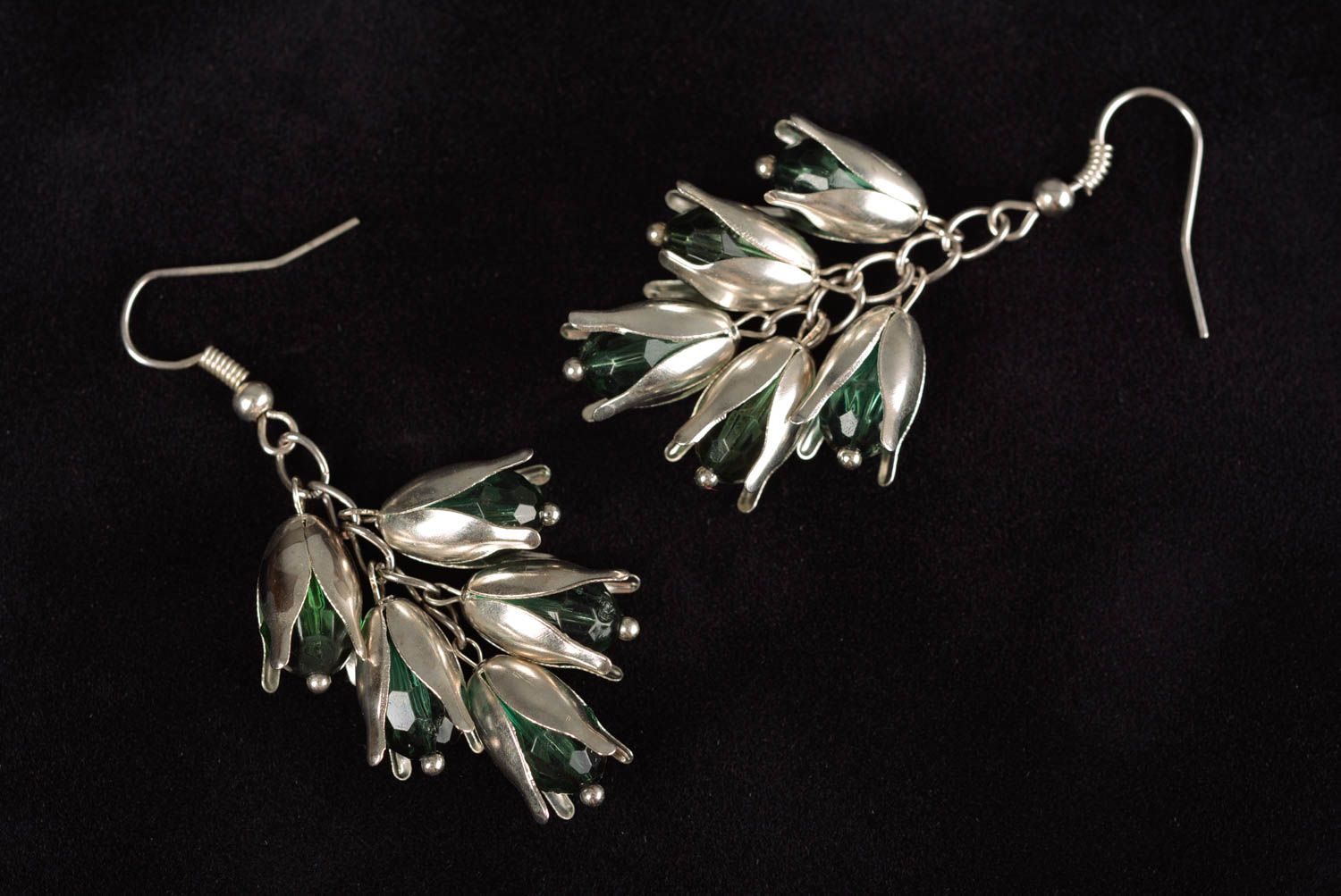 Boucles d'oreilles métalliques avec perles en verre vertes faites main photo 1