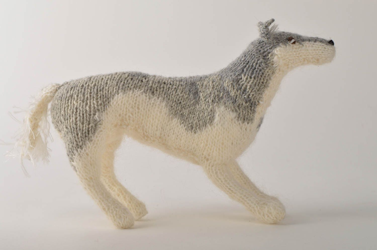 Jouet loup gris-blanc Peluche faite main tricotée en mohair Cadeau pour enfant photo 2