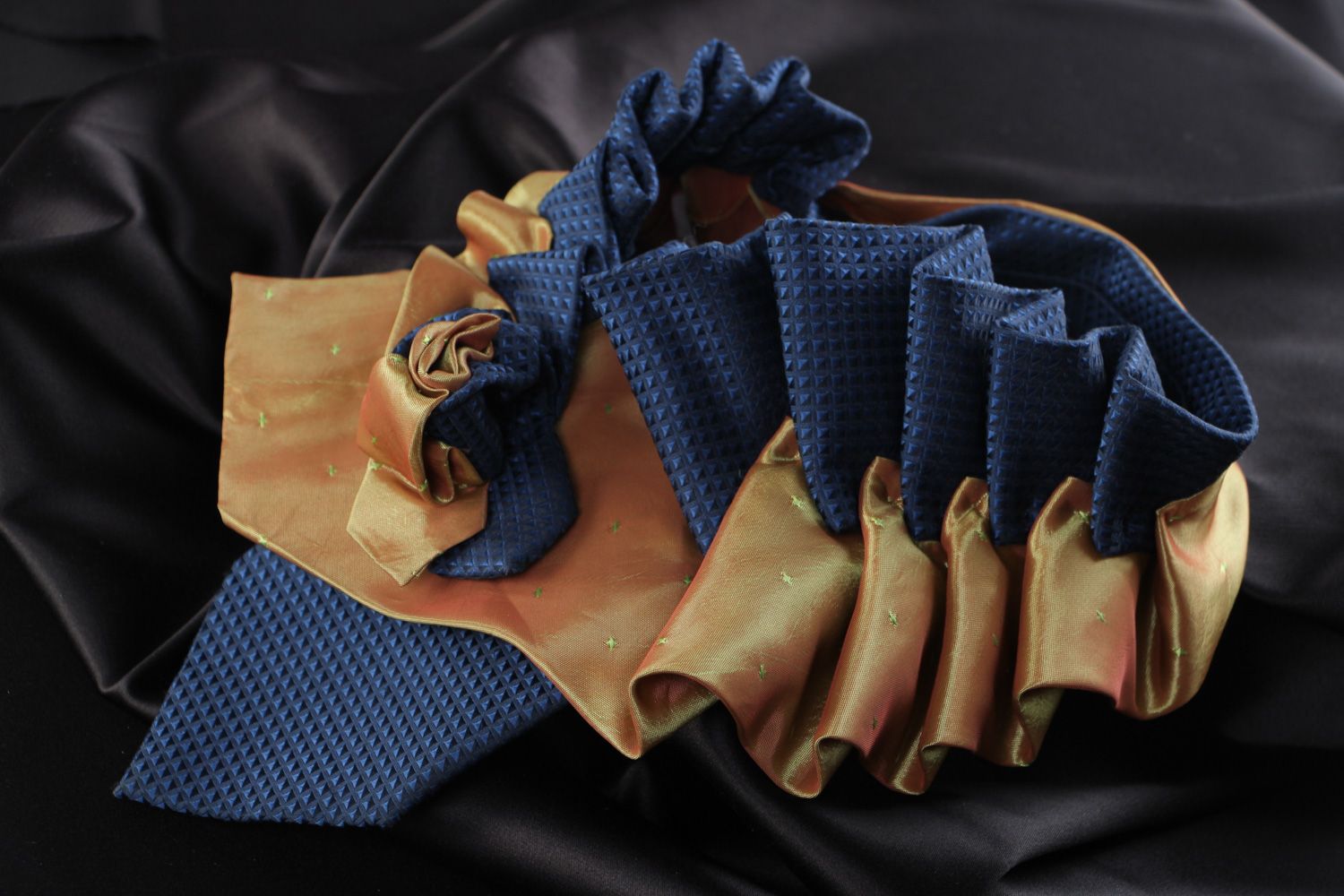 Dekoratives blaues handgemachtes Krawatten Collier aus Stoff für Frauen foto 1