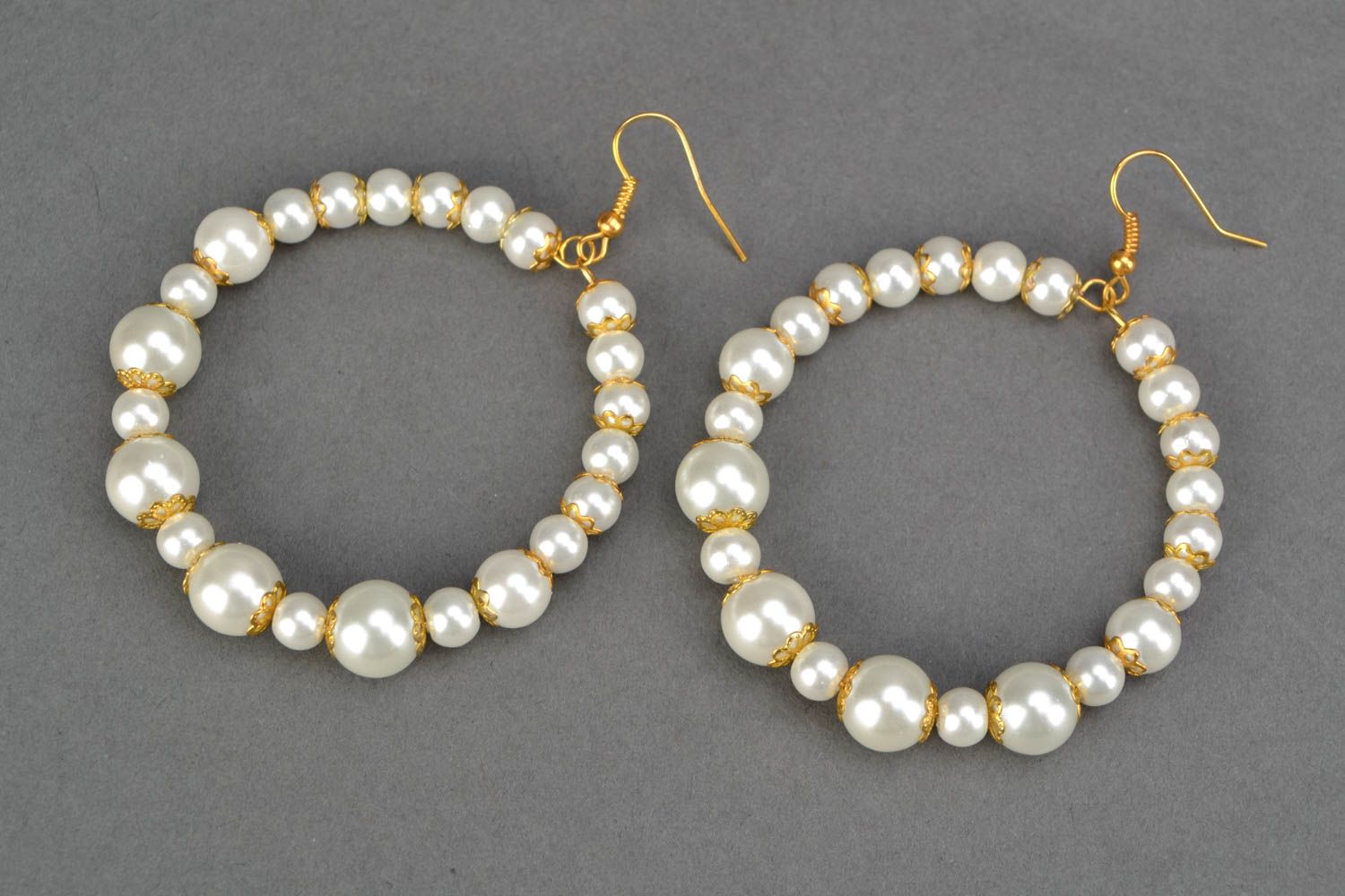 Pearl-like bead hoop earrings photo 3