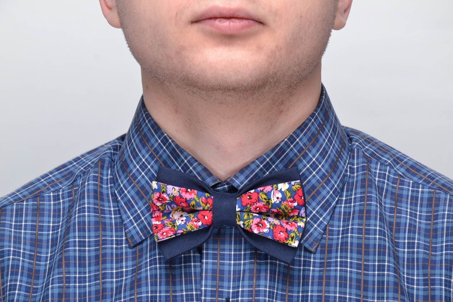 Blue bow tie with floral print photo 2