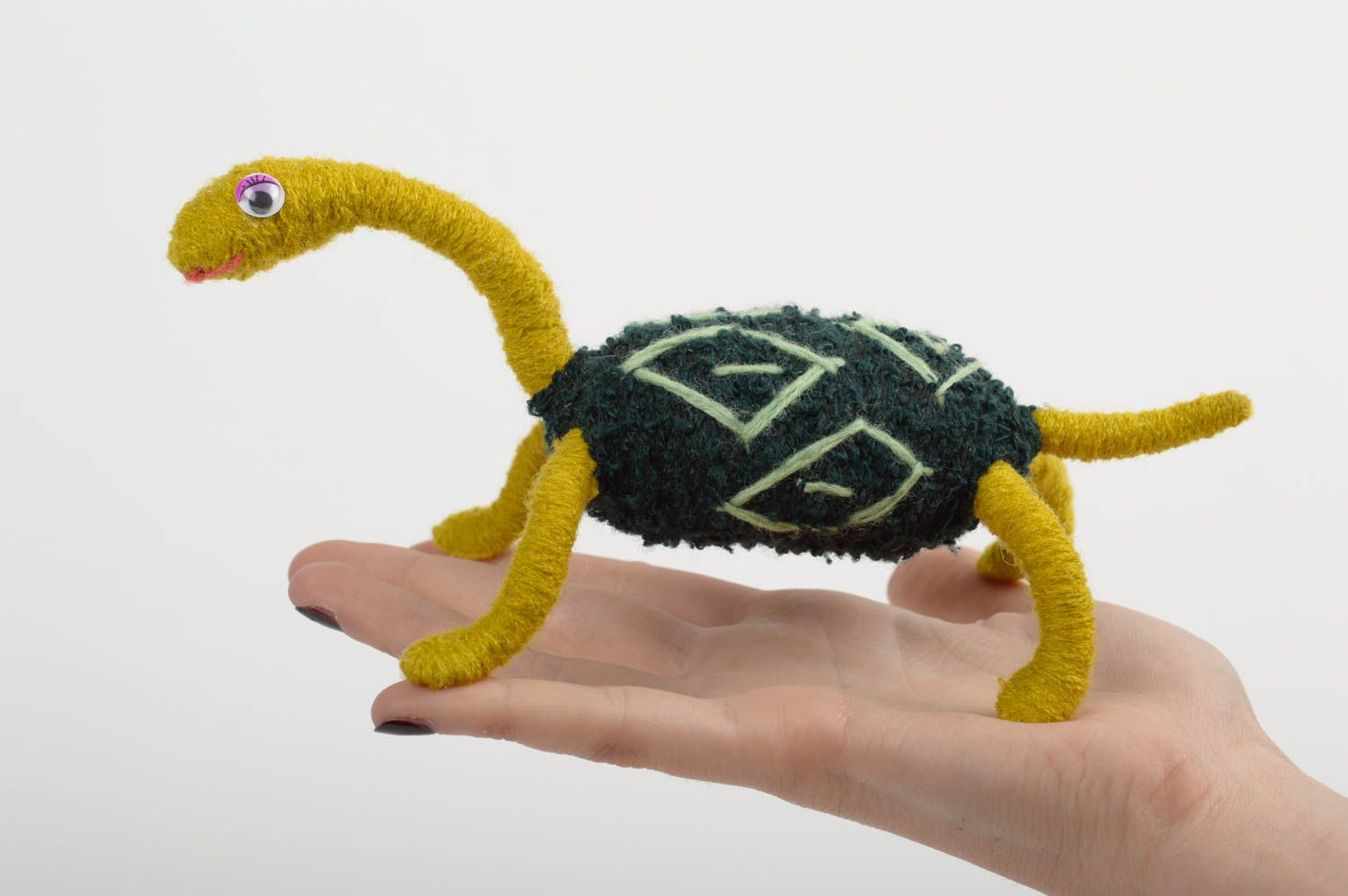 Jouet tortue Peluche faite main de créateur Cadeau original et intéressant photo 1