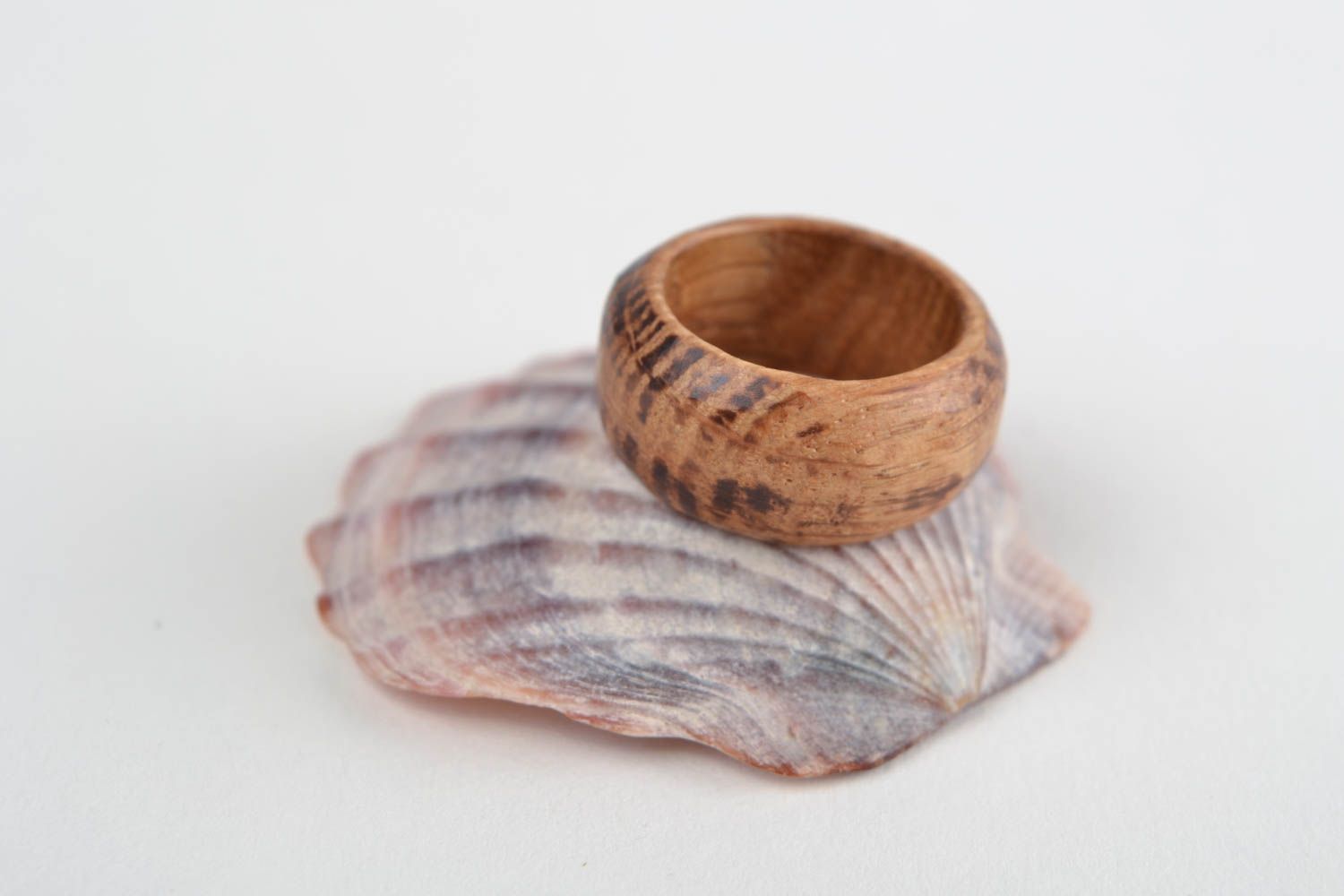 Деревянное кольцо резное круглое стильное ручной работы коричневое женское  фото 1