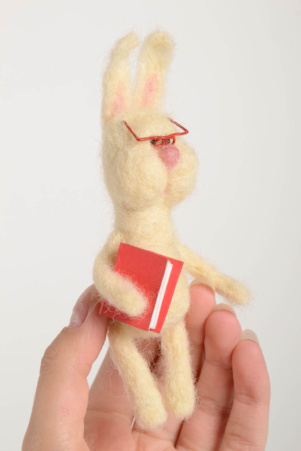 Игрушка ручной работы валяная игрушка Зайчик с книгой игрушка из шерсти фото 2
