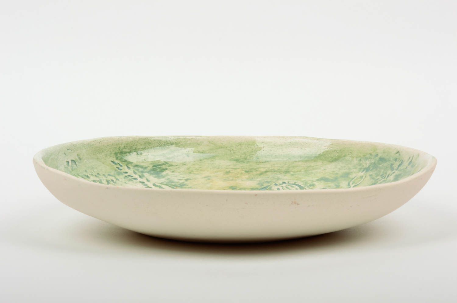 Авторская керамическая тарелка из белой глины с росписью глазурью ручной работы фото 2