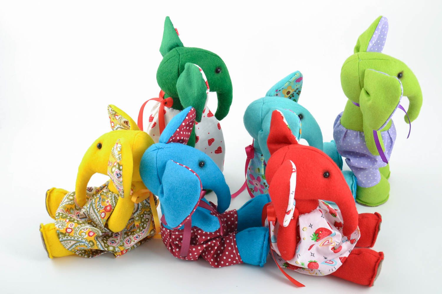 Juego de cinco juguetes de tela de fieltro artesanales con forma de elefantes foto 3