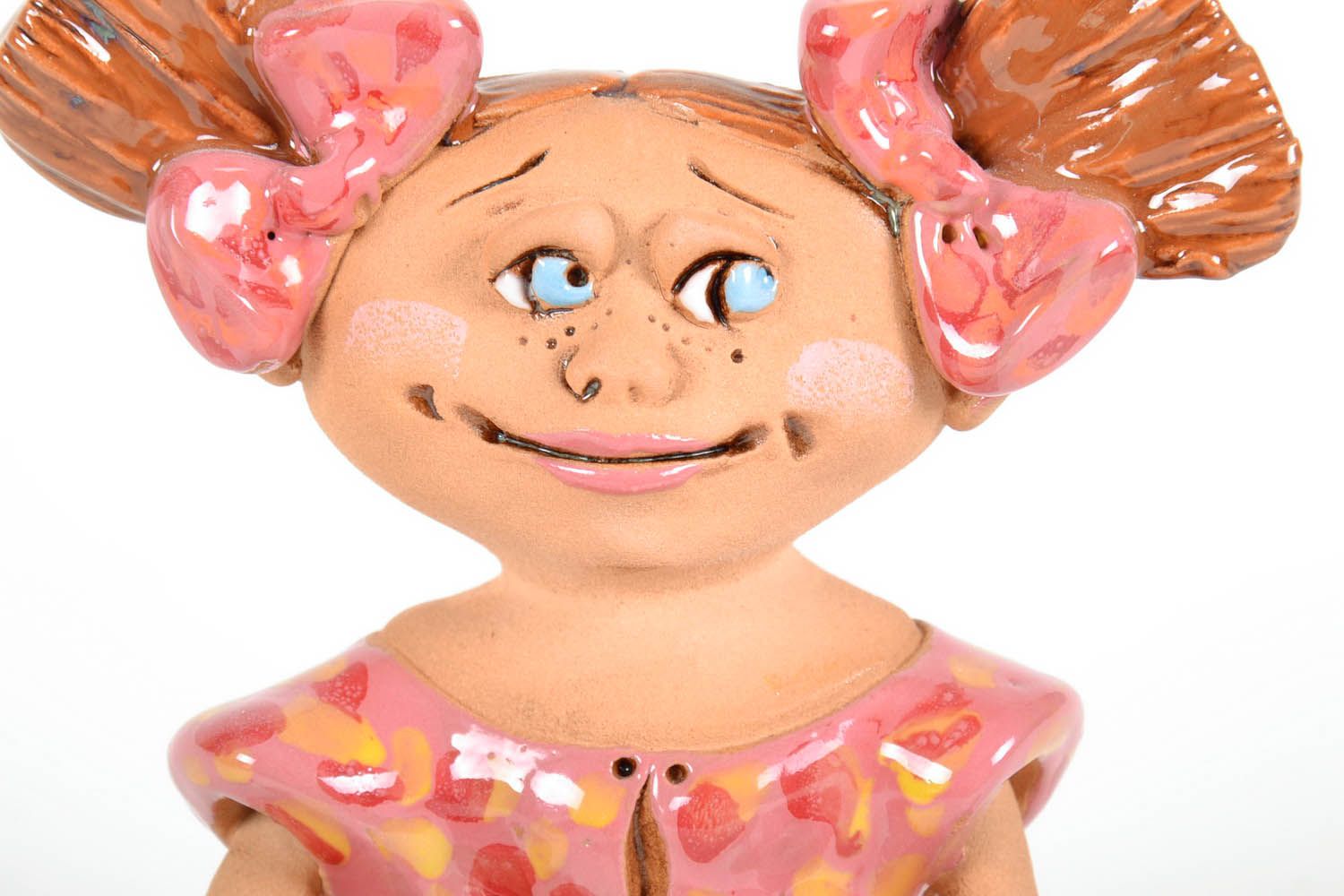 Estatueta de cerâmica Menina em roupas cor de rosa foto 4