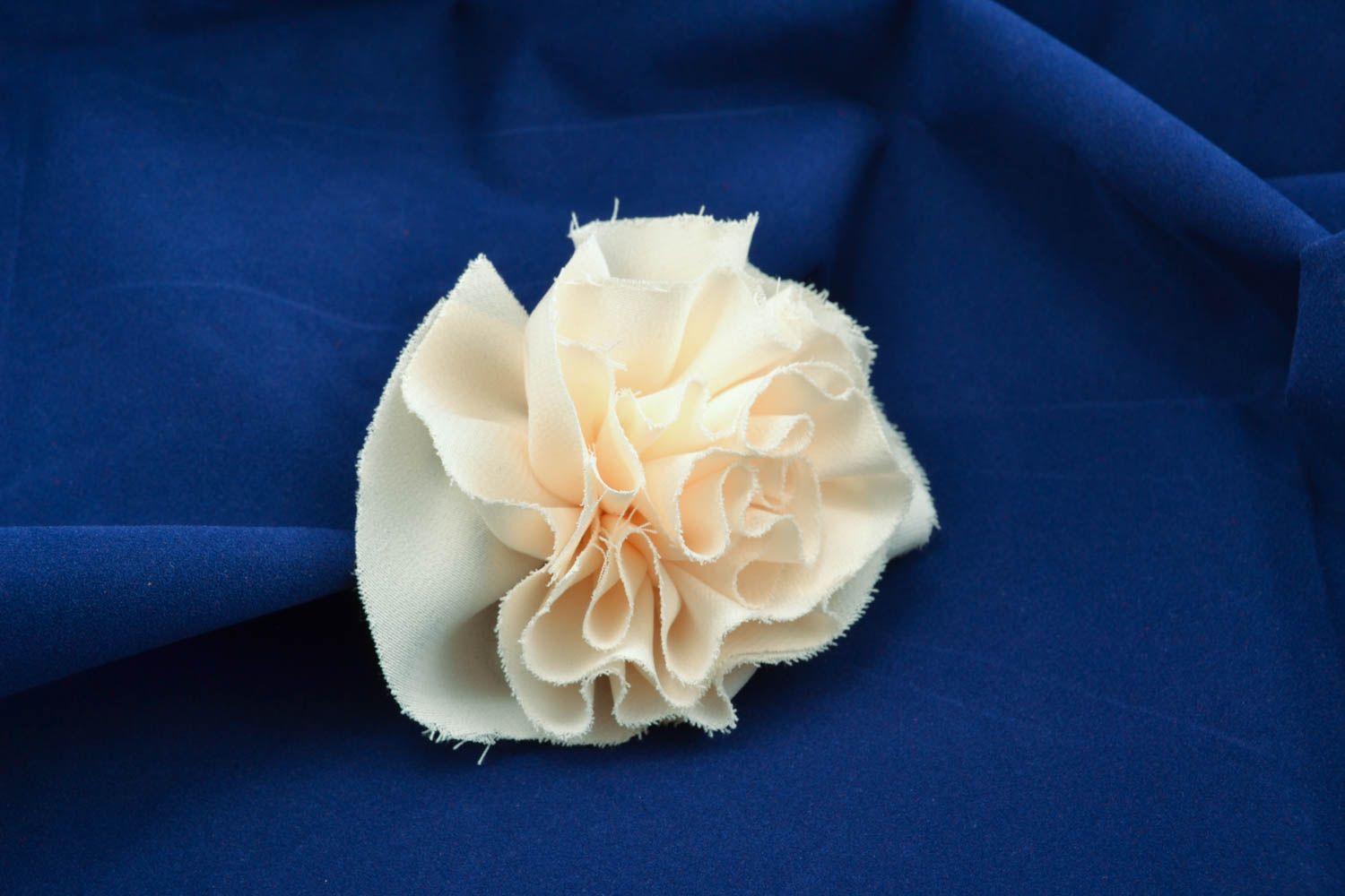 Broche couleur ivoire en tissu fleur faite main photo 5
