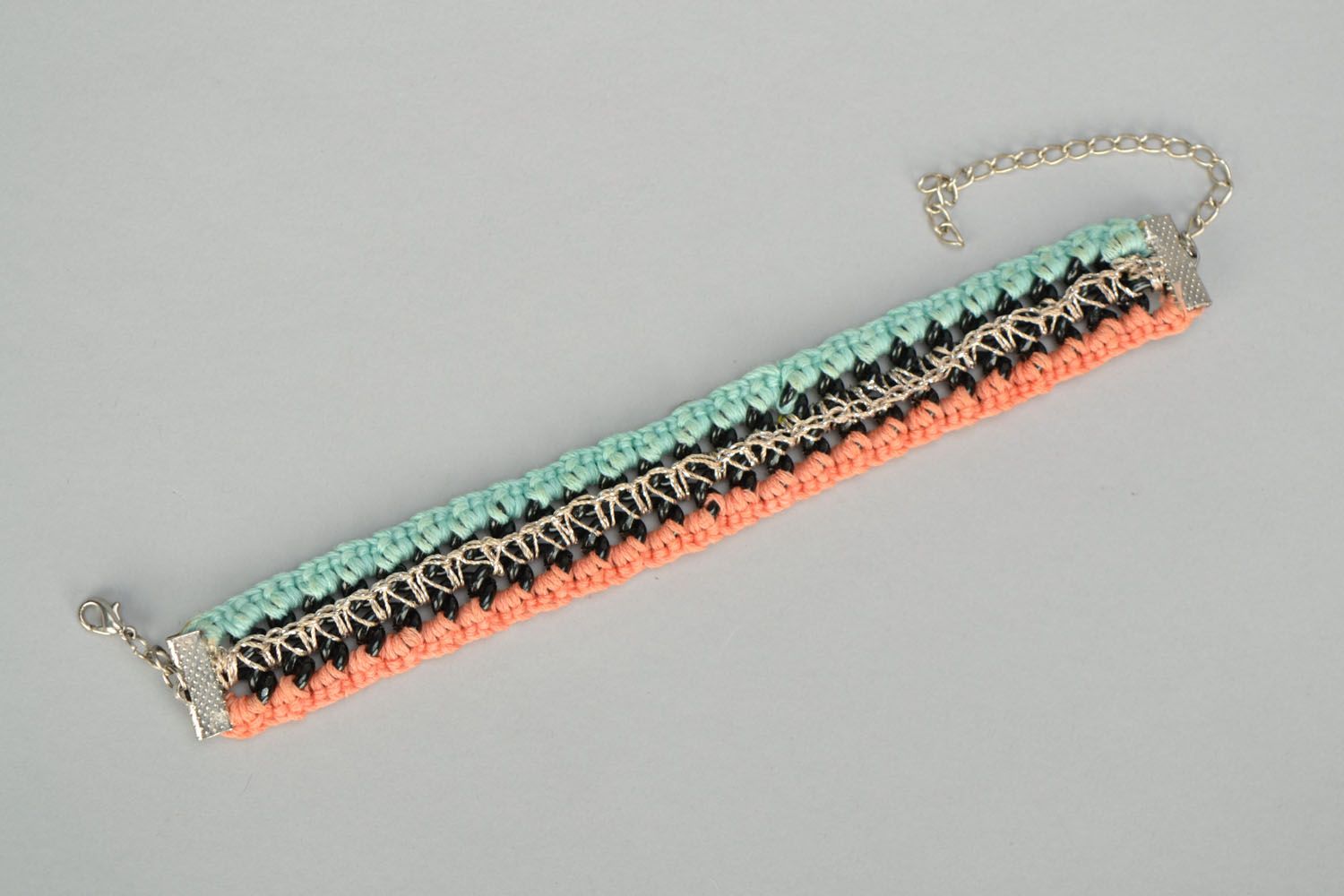 Плетеный браслет из ниток и металла фото 3