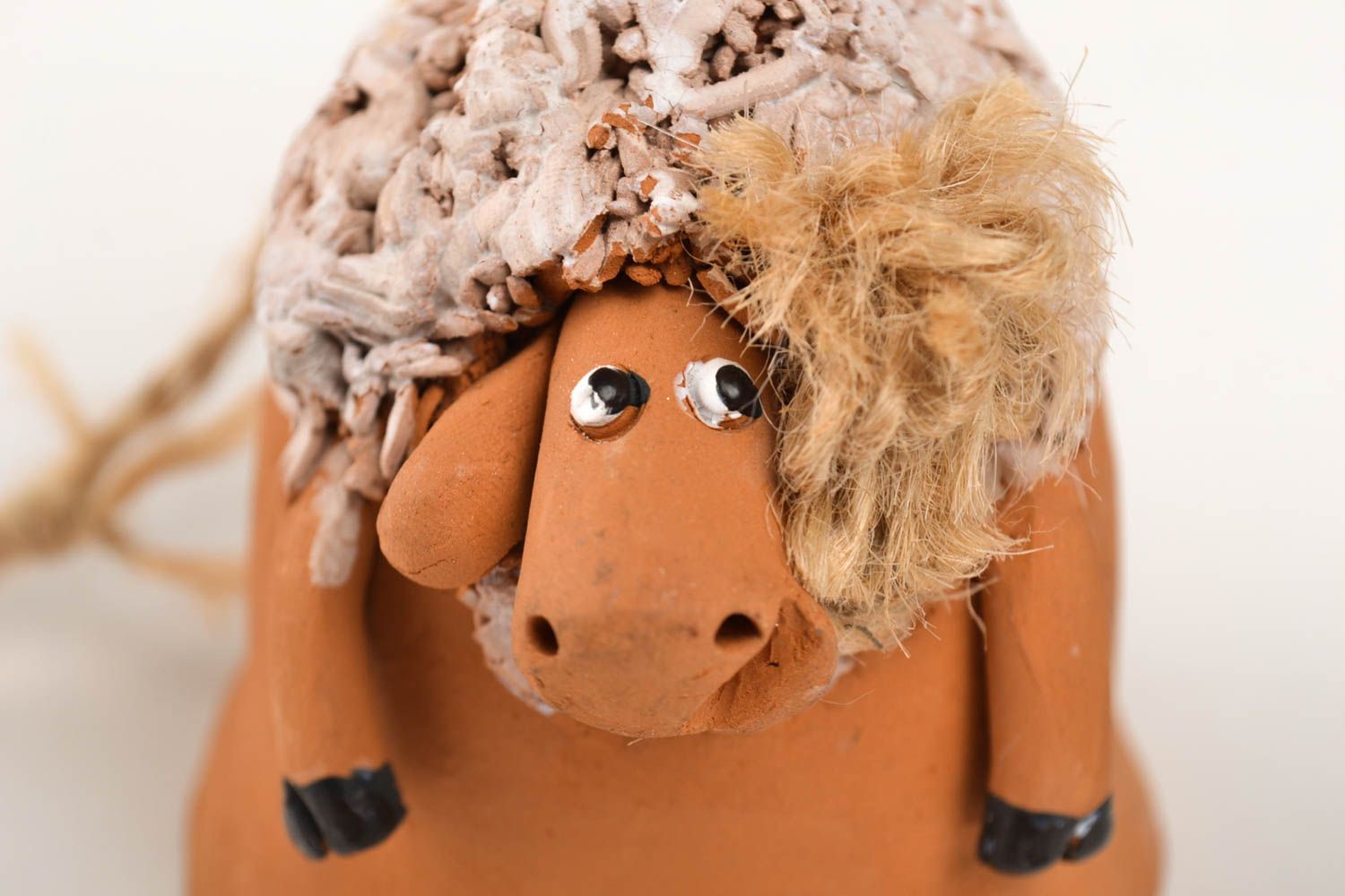 Campanello d'autore in ceramica fatto a mano a forma di pecorella divertente
 foto 2